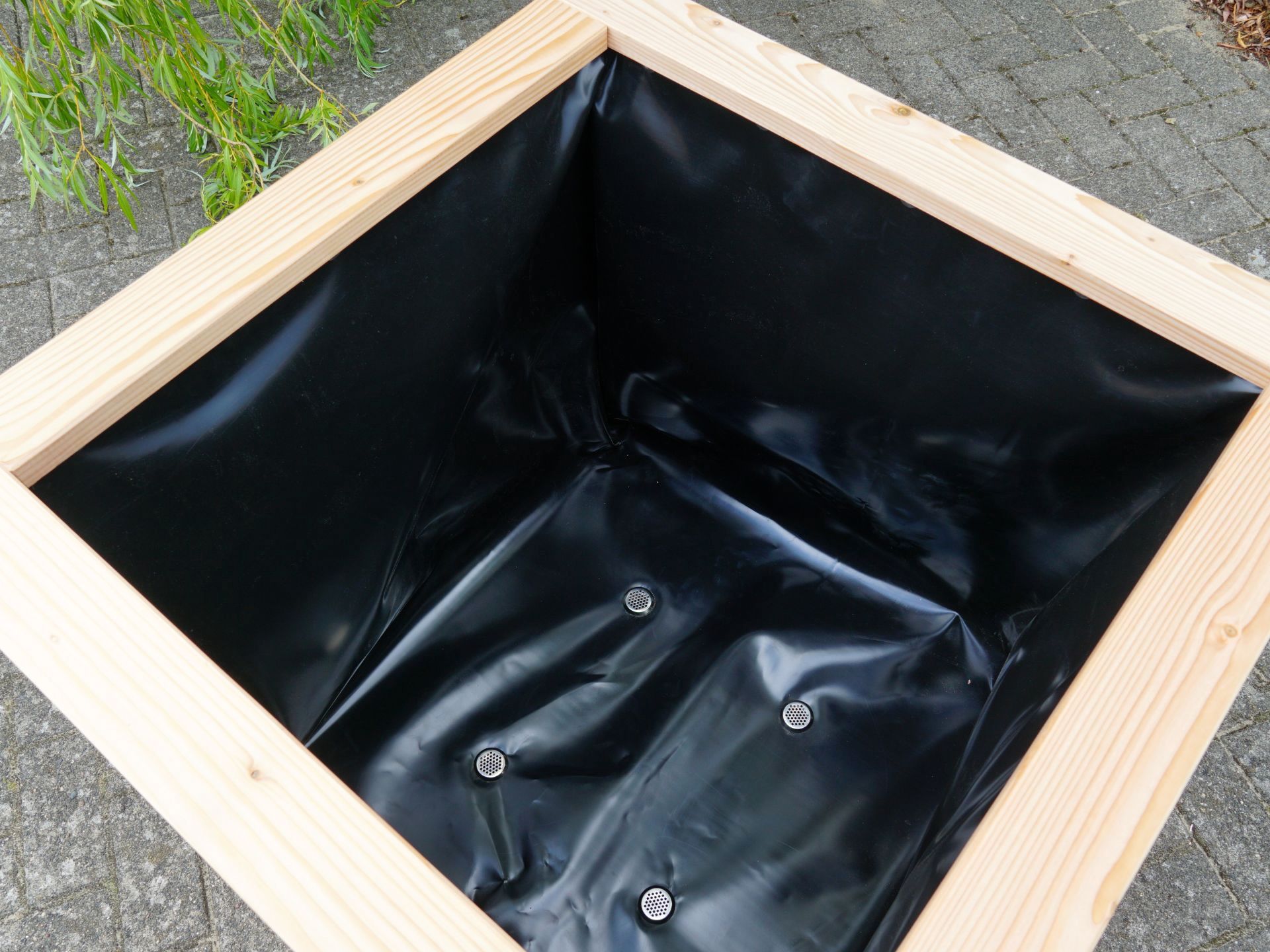 Blick in den Pflanzkübel Rhombus 80 – nahtlose Auskleidung mit PE-Teichfolie, mit Ablauföffnungen gegen Staunässe