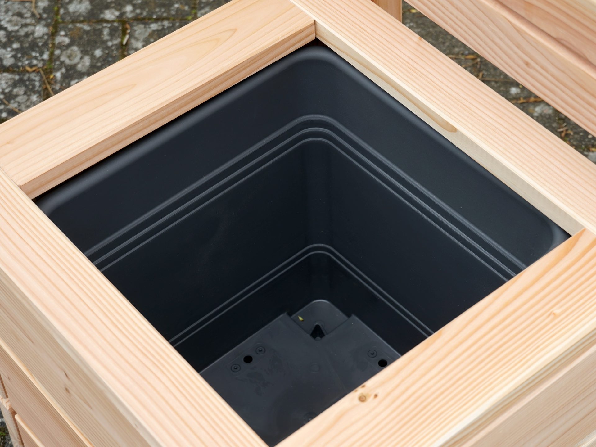 Detailansicht des Pflanzkübels Classic XS mit Sichtschutz A10 in Natur – Blick in den eingehängten Kunststoff-Pflanzeinsatz mit Ablauföffnungen gegen Staunässe