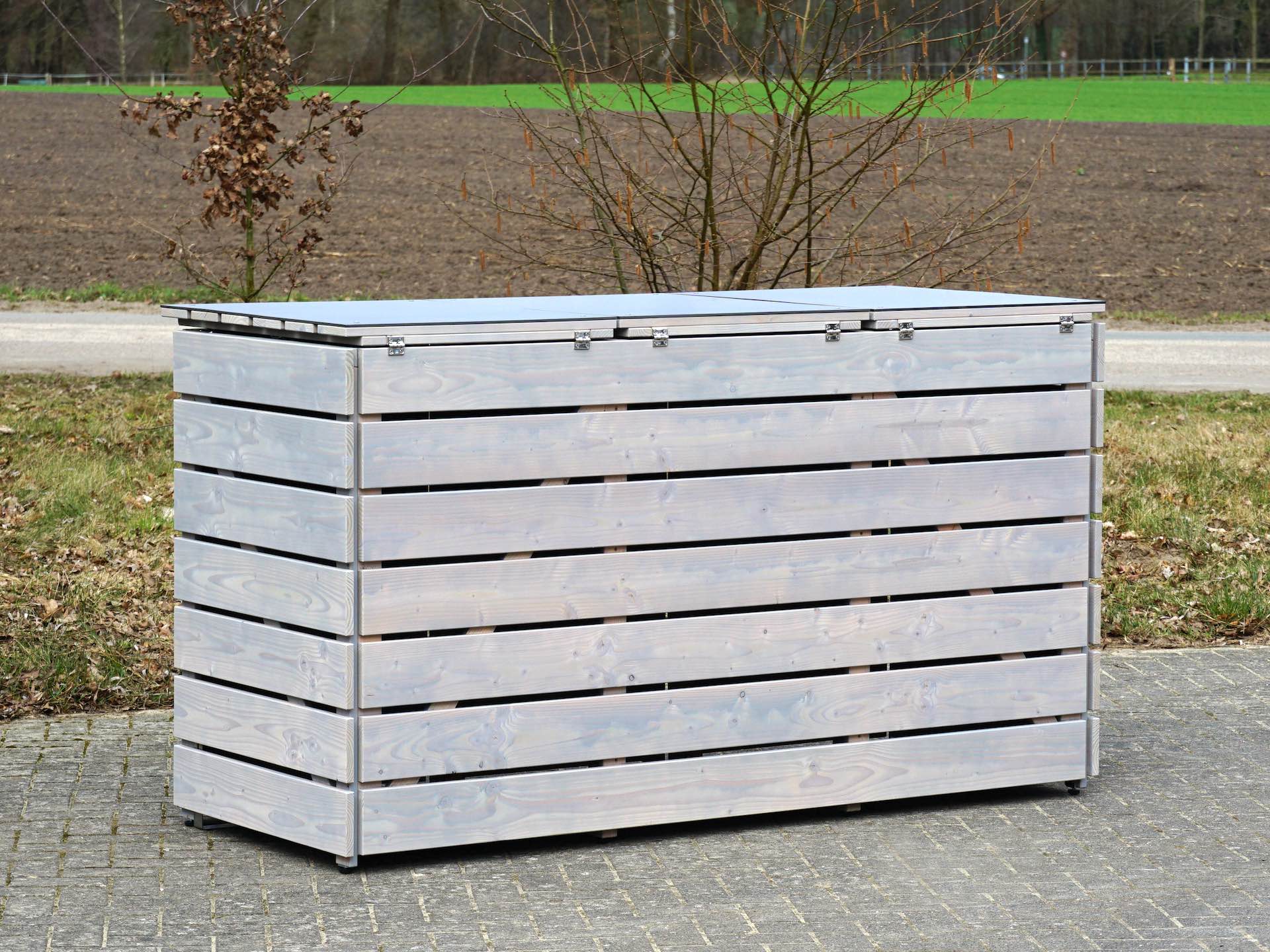Holzbox für Tonnen – robust und optisch hochwertig auch von hinten Rückseite der 3er Mülltonnenbox mit Outdoor-Abdeckung, Blick von links