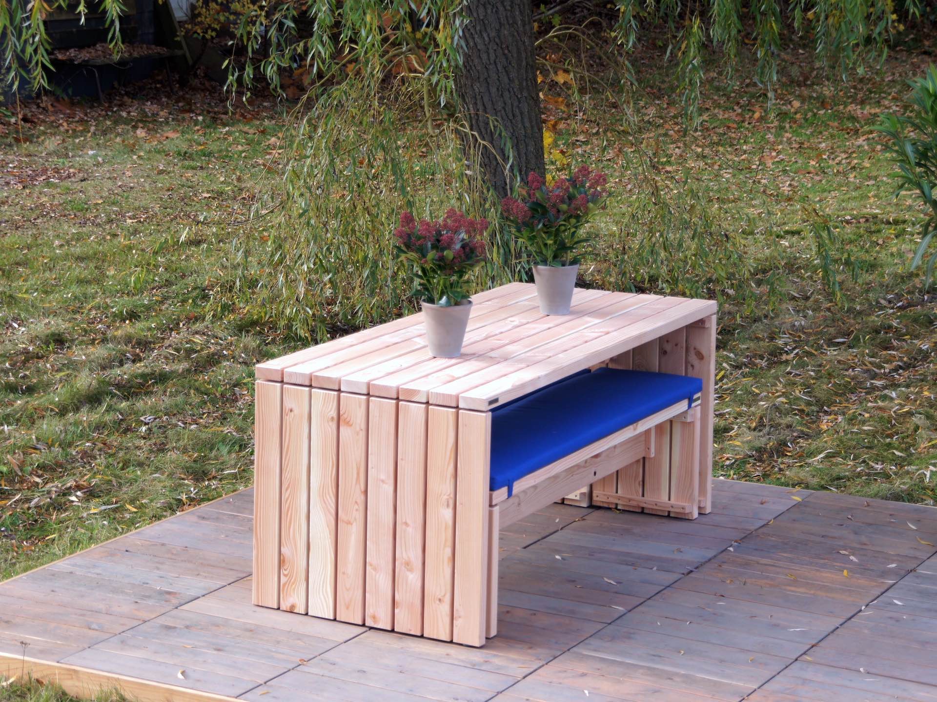 Kubus Gartenmöbel-Set Natur mit Bänken unter dem Tisch, platzsparend arrangiert