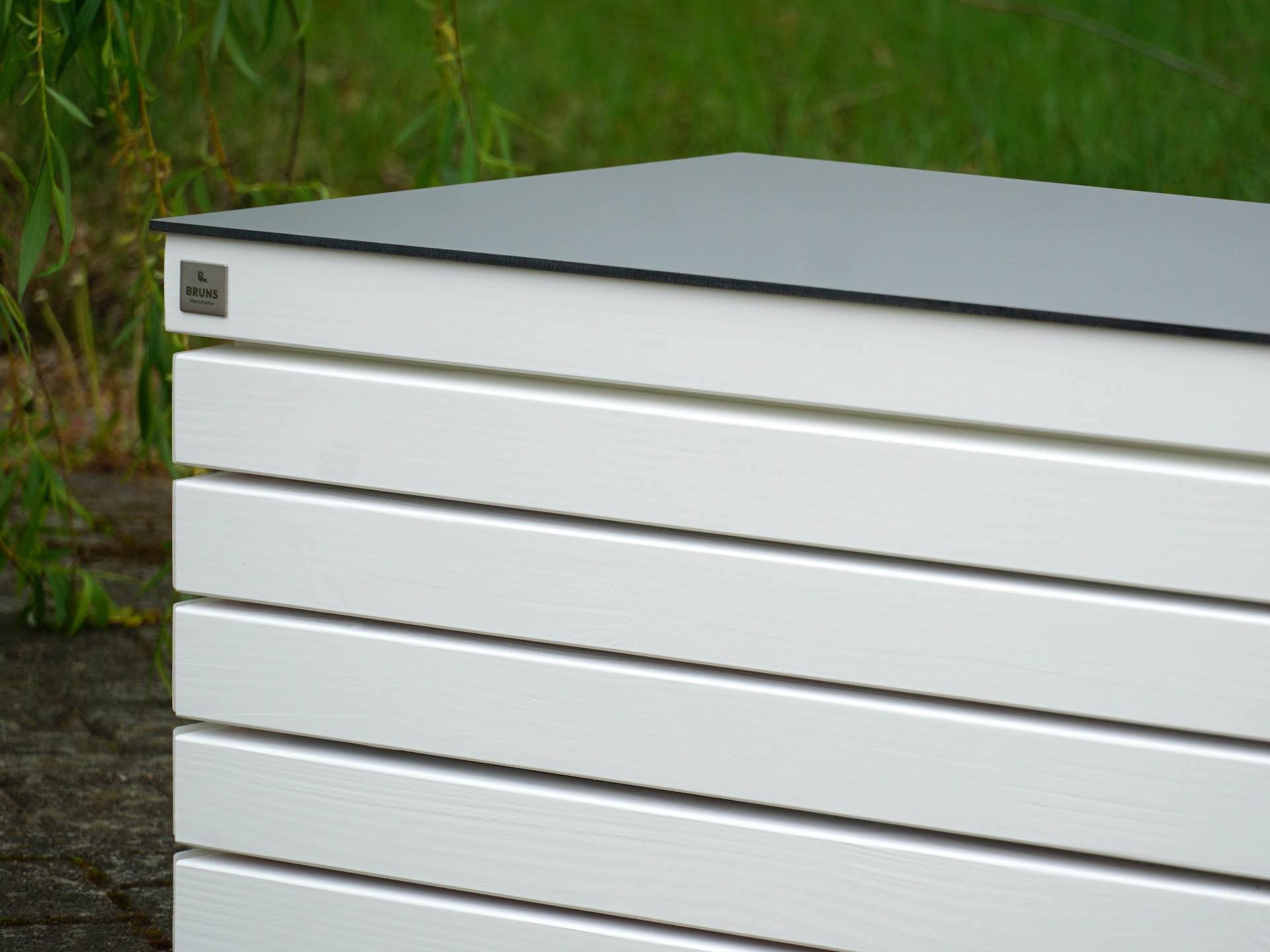 Gartenbox Rhombus in Weiß – Detail links oben mit präzisem Fugenbild und HPL-Deckelverkleidung in Grau	