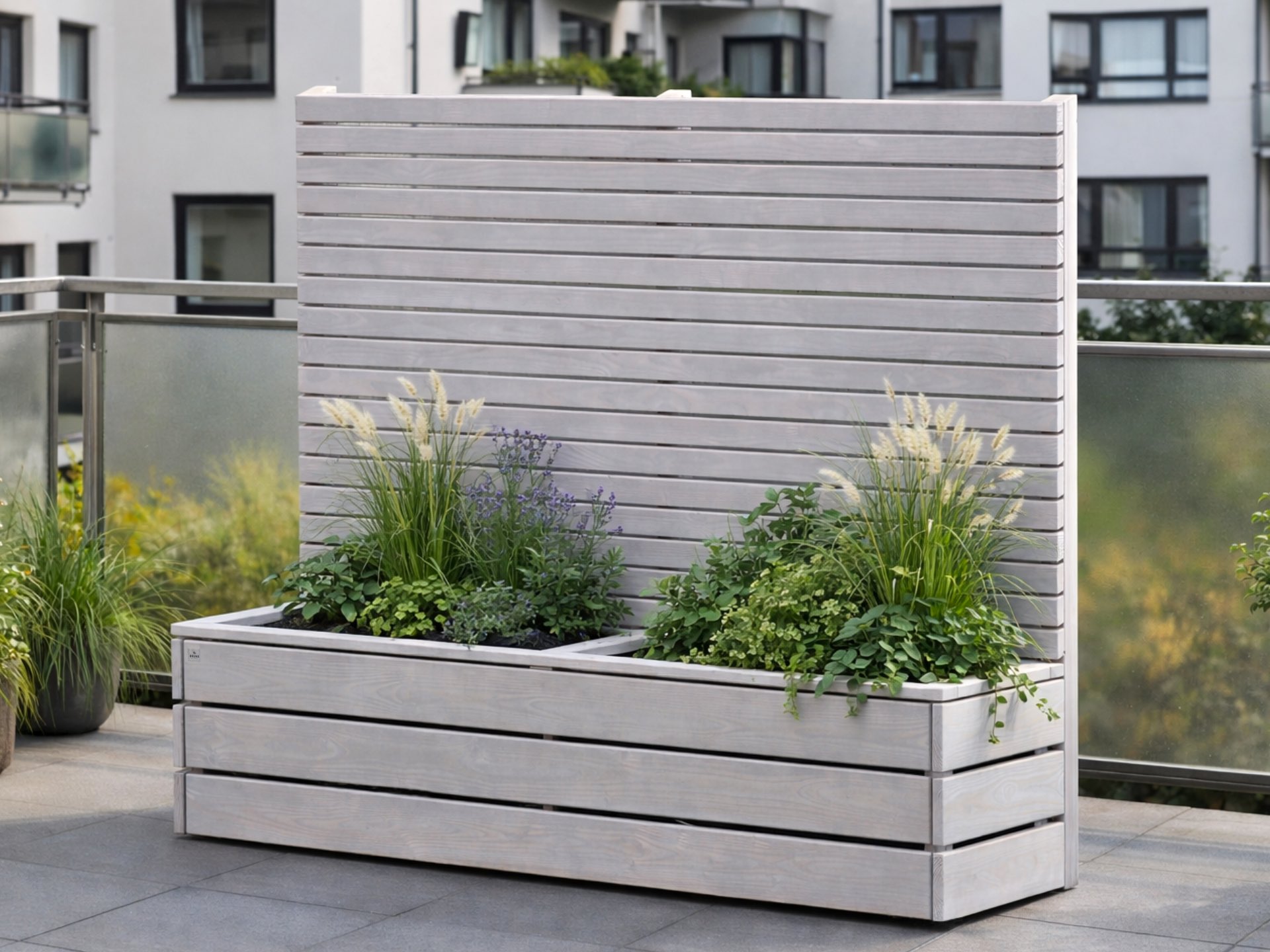 Maßgefertigte Terrassenabtrennung aus Pflanzkasten 2L in Grau geölt mit Sichtschutz A10, 212 × 180 cm.