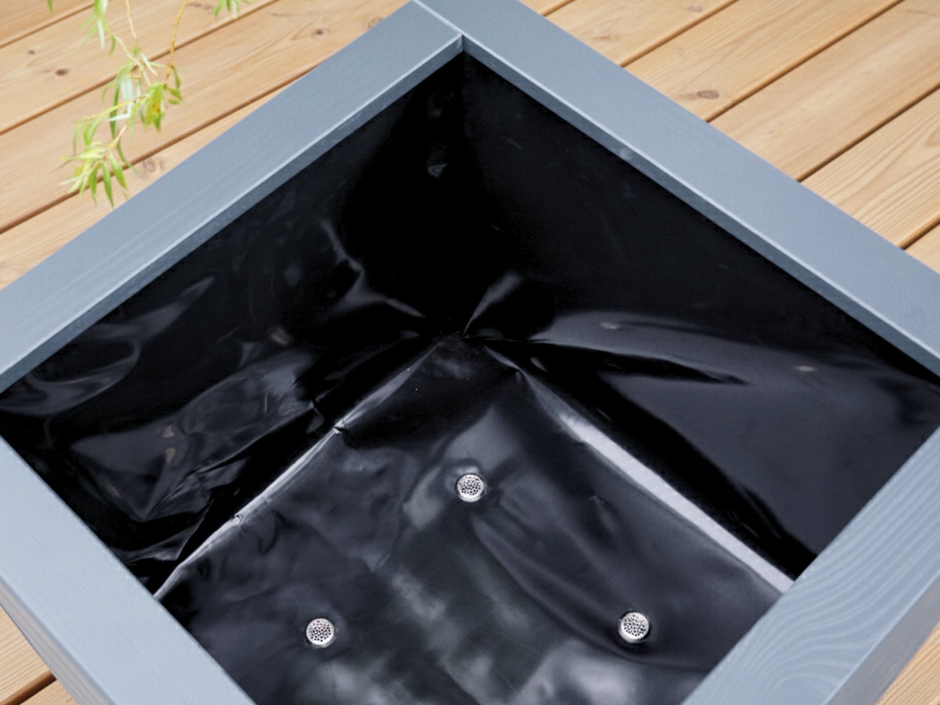 Innenansicht Pflanzkübel – mit Teichfolie und Ablauf