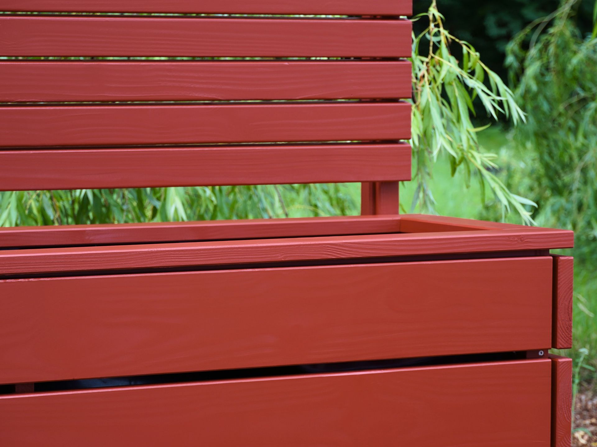 Pflanzkasten Ecke Classic 180 mit Sichtschutz A10/A90 – Detailansicht der Oberfläche in Skandinavisch Rot mit feiner Holzstruktur