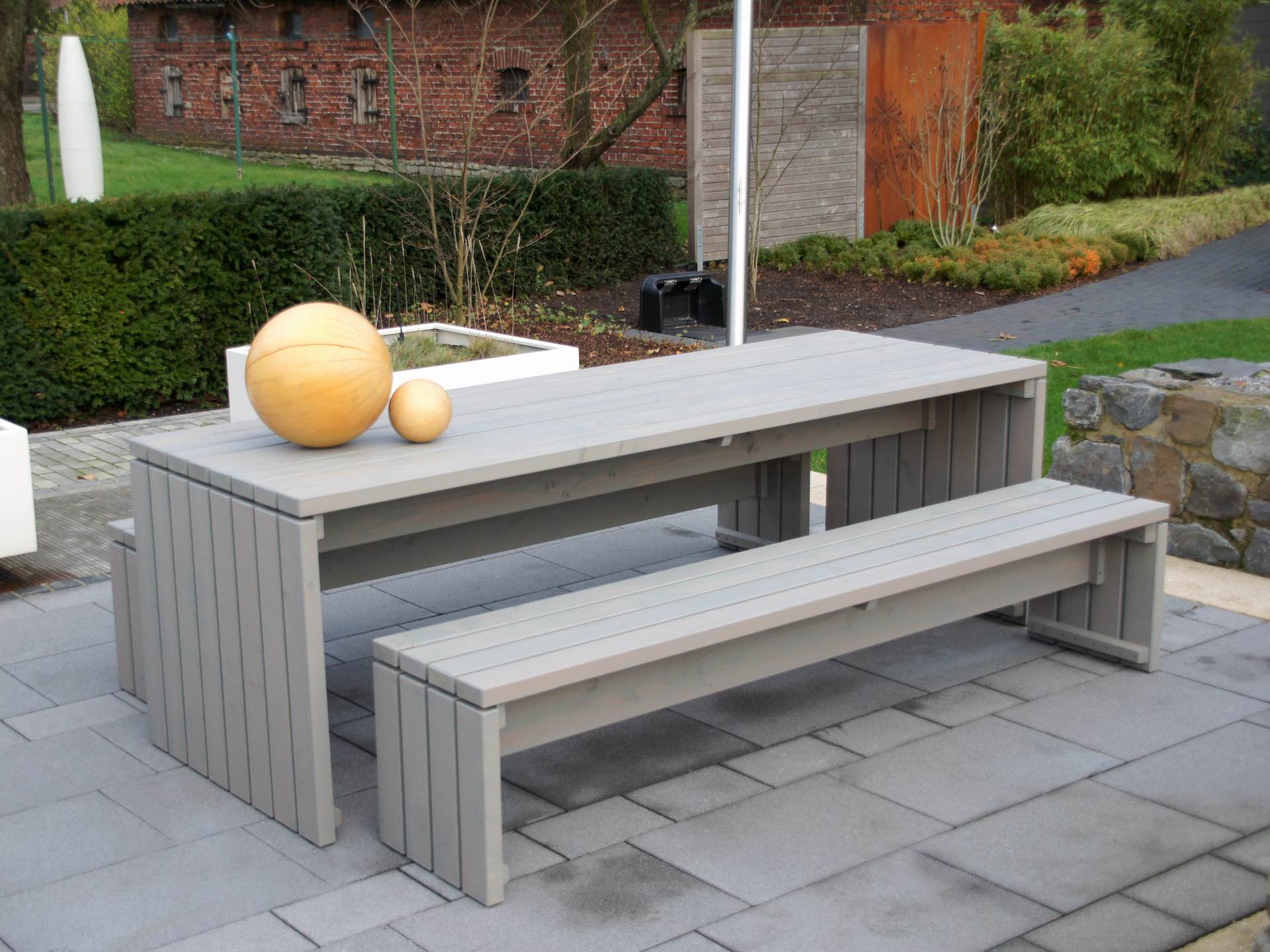 Gartenmöbel-Set Kubus grau geölt, seitliche Ansicht auf Tisch und zwei Bänke