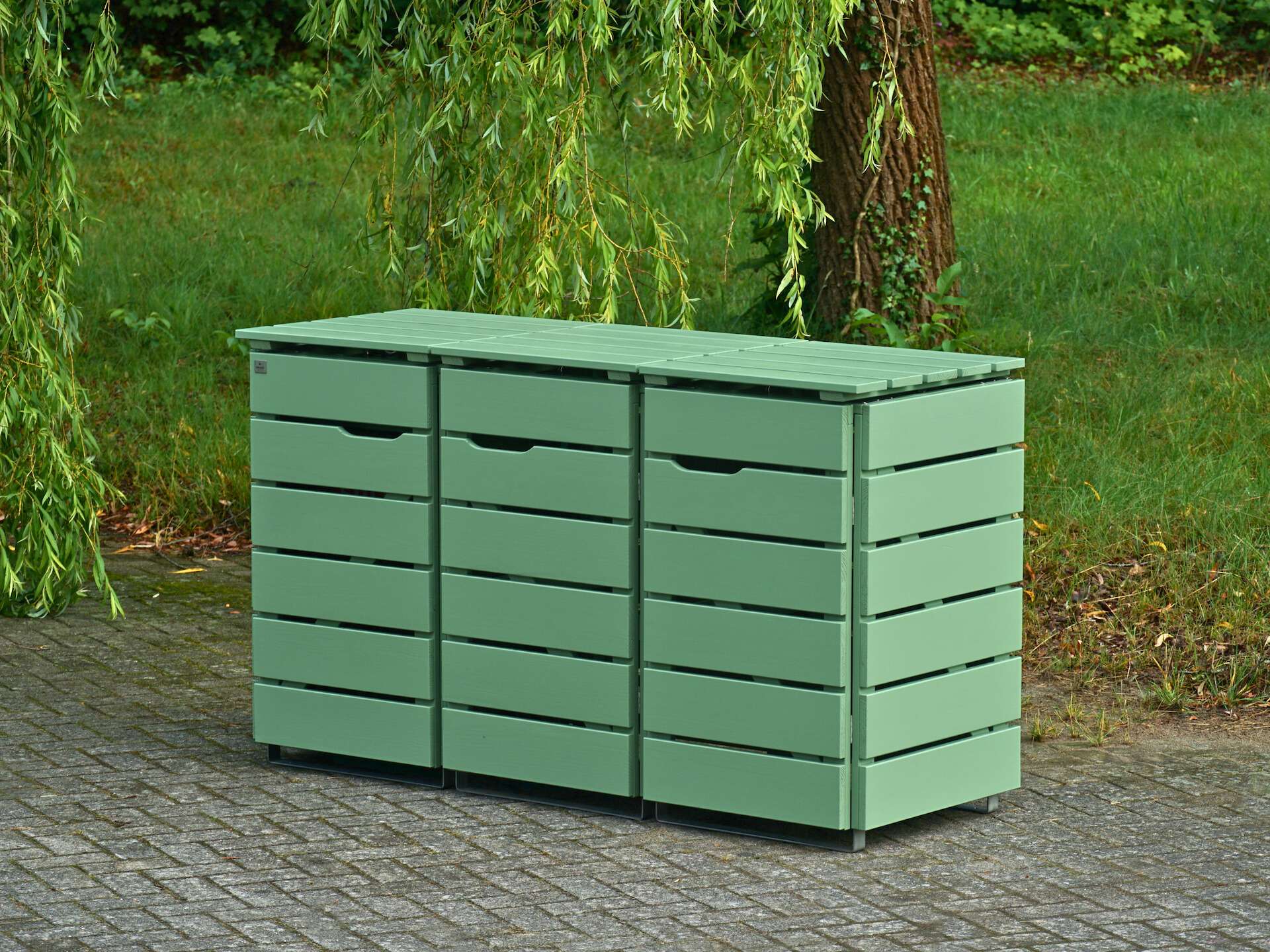 3er Mülltonnenbox in Blassgrün, von vorn rechts, geschlossen