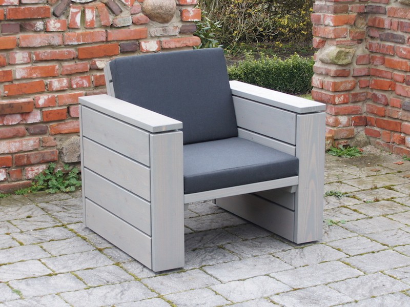 Gesamtansicht des Lounge Sessels 60 in Grau Geölt mit Loungepolstern in Anthrazit – klare Linien und massive Bauweise