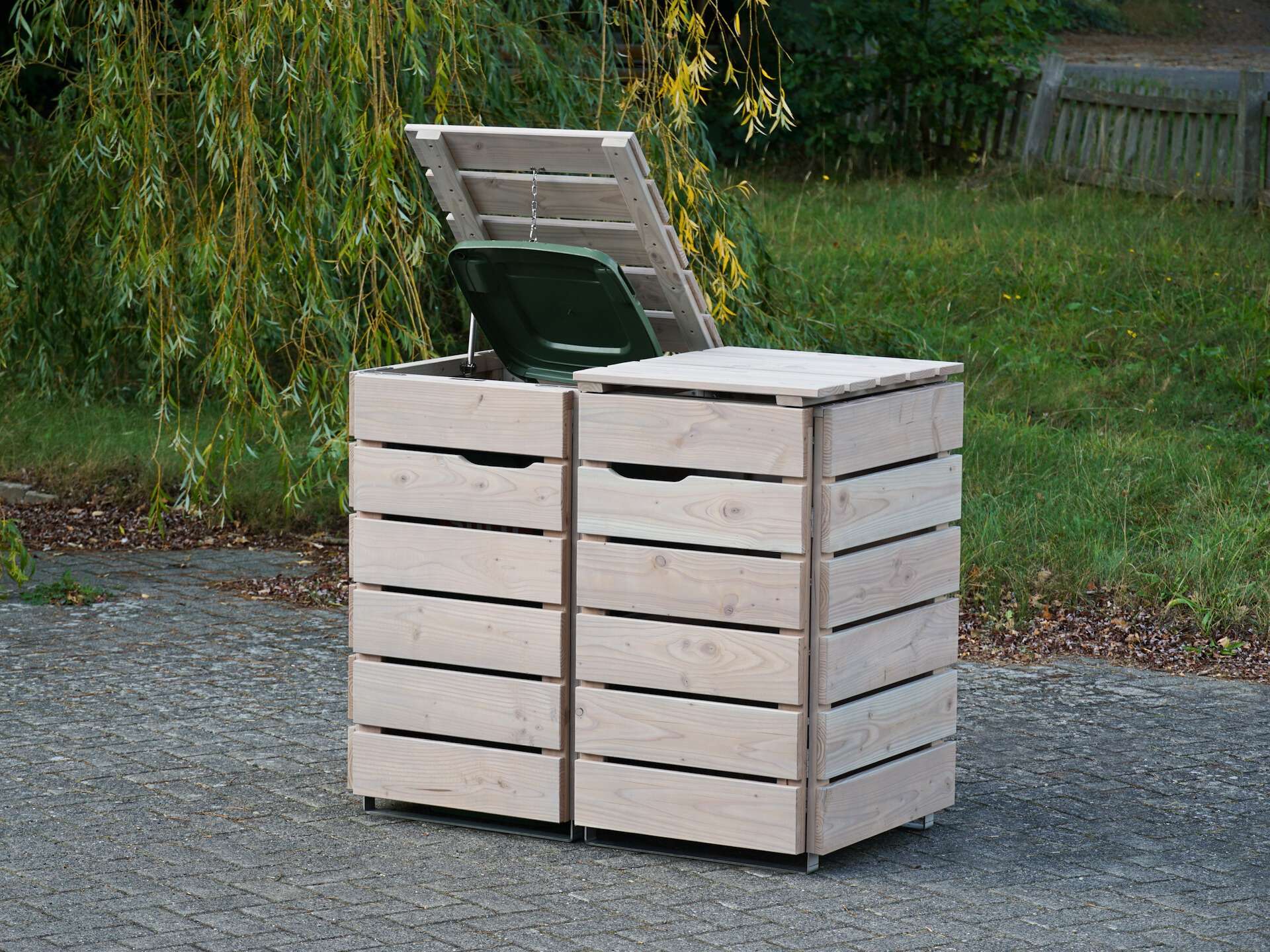 2er Mülltonnenbox in Grau Geölt, von vorn rechts, linker Deckel geöffnet