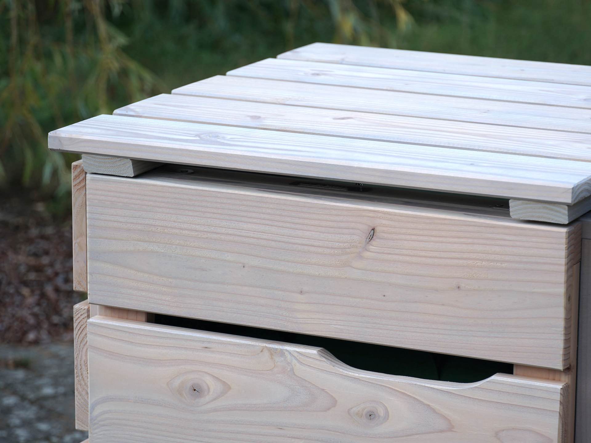 Detailansicht von Tür und Deckel der grau geölten Mülltonnenbox