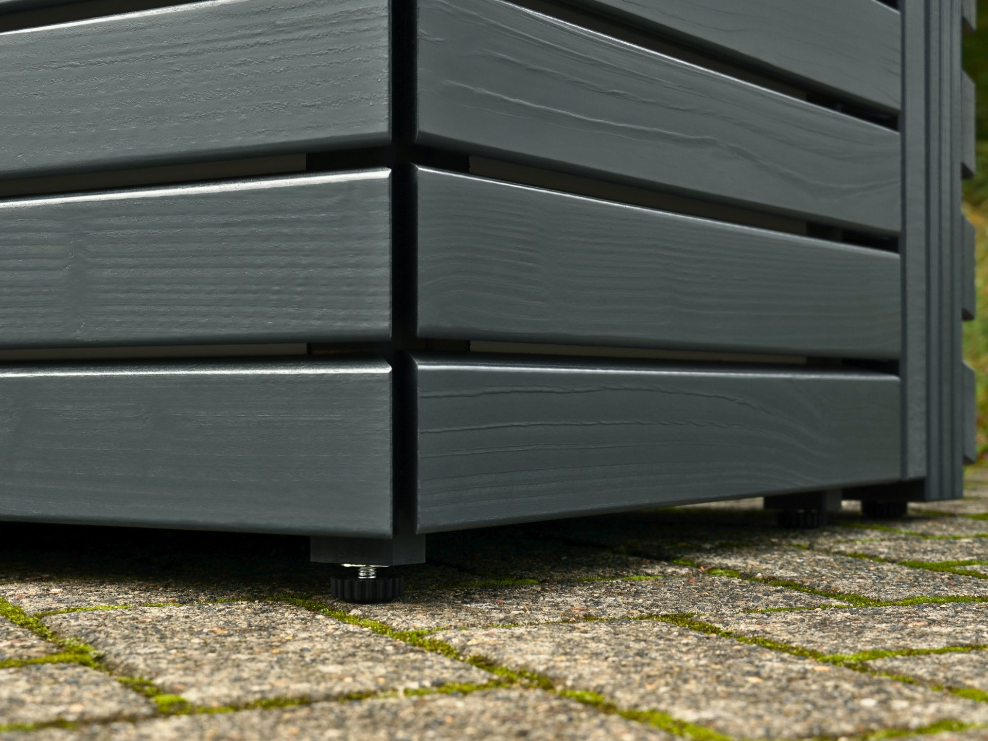 Nivellierfüße der Gartenbox Rhombus – mit 25 mm Verstellbereich für sicheren Stand auf unebenem Untergrund