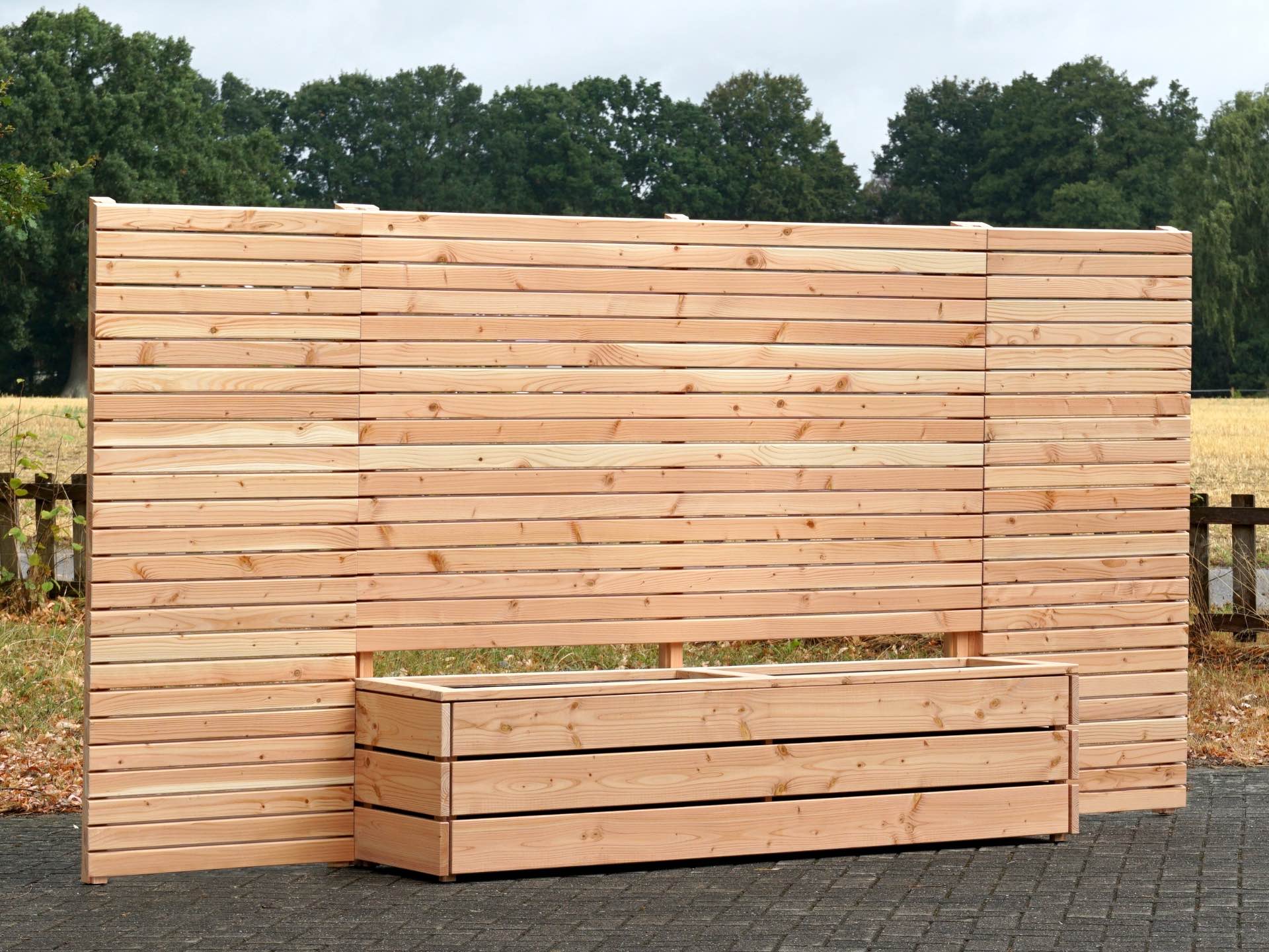 Großflächiger Sichtschutz nach Maß mit Pflanzkasten Classic 2L in Natur, 372 cm breit und 180 cm hoch.