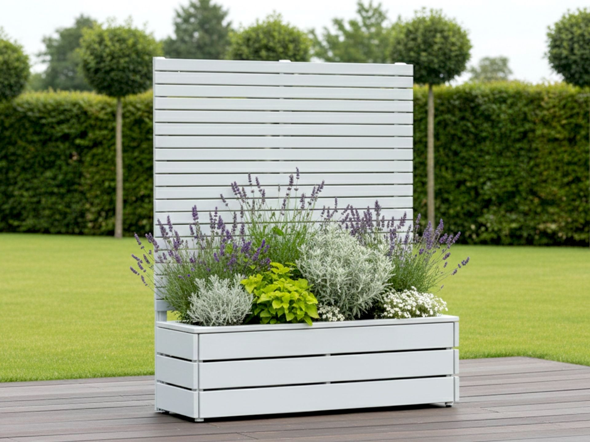 Pflanzkasten mit integriertem Sichtschutz in Lichtgrau, ideal für Begrünung und mehr Privatsphäre im Außenbereich.