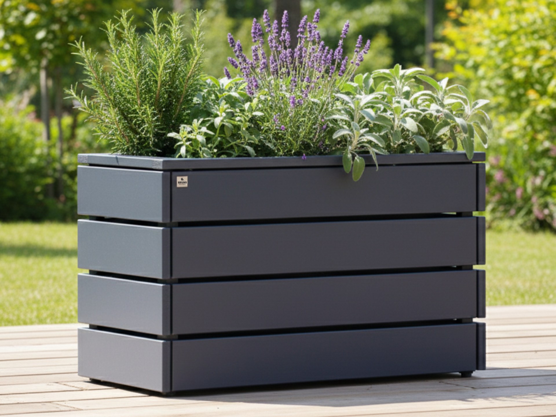 Pflanzkasten Classic L in Anthrazit mit herausnehmbarem Kunststoff-Pflanzeinsatz für einfache Pflege im Außenbereich.