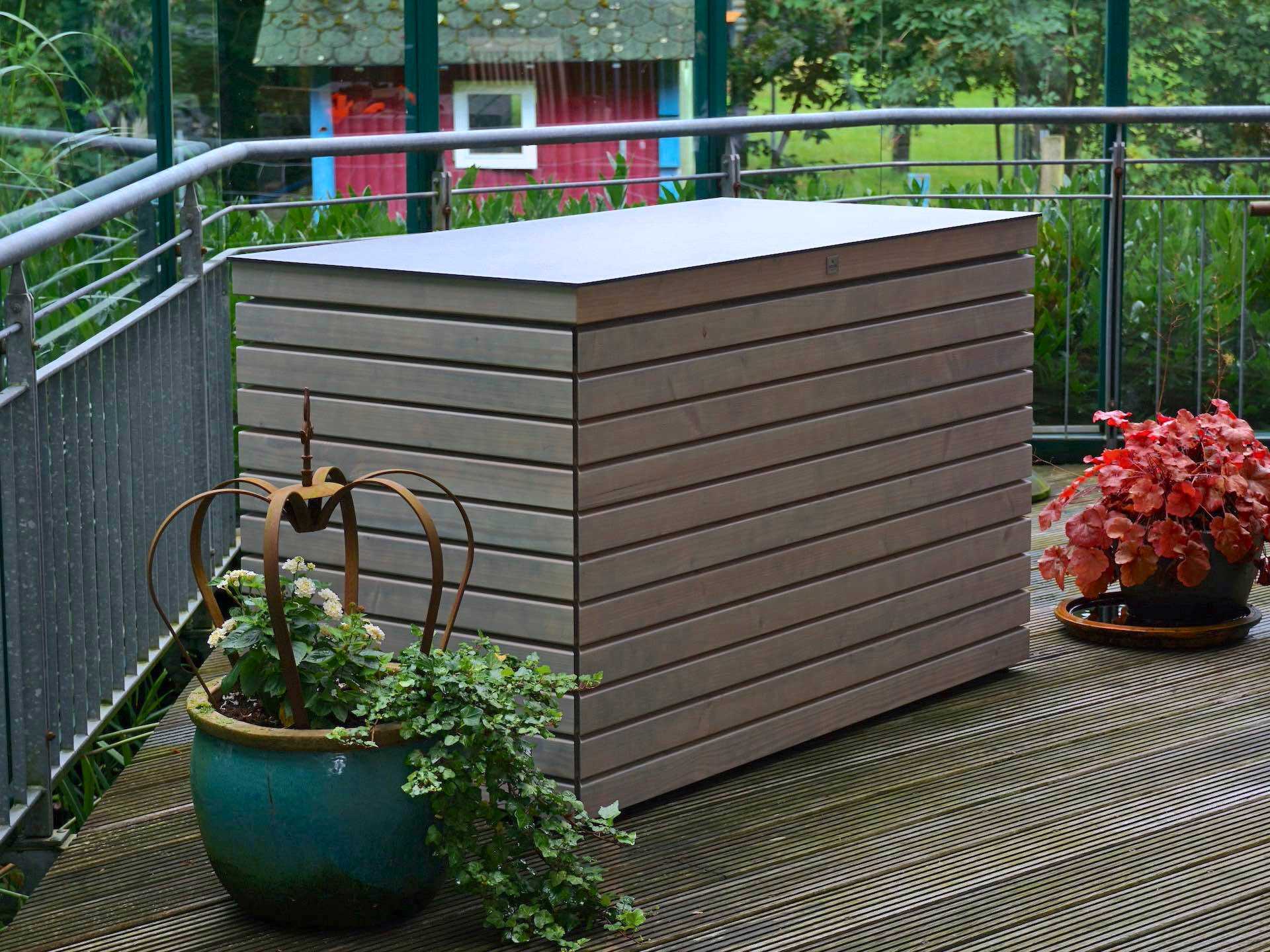Grau Geölte Gartenbox – von vorn links, harmonisch eingebettet in die Umgebung	