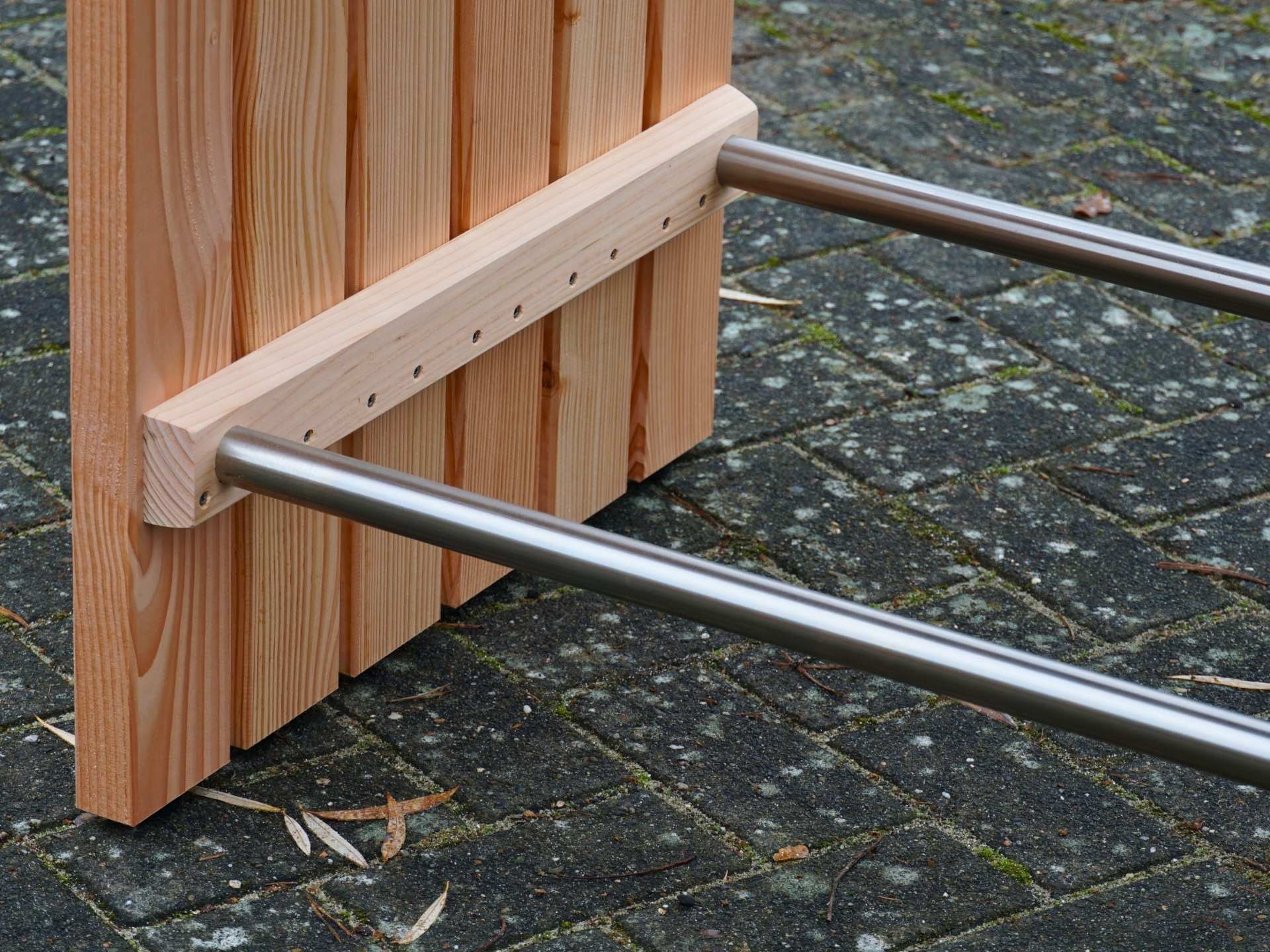 Stehtisch in Natur Geölt mit Edelstahl-Fußstütze – stabiler Fußring – Detail