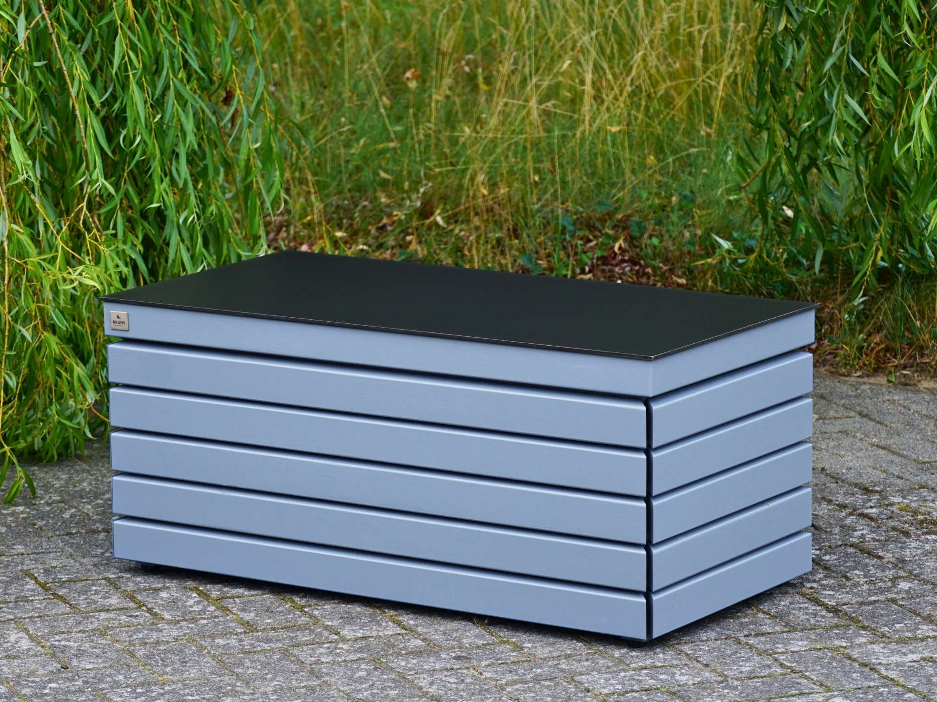 Gartenbox Rhombus in Taubenblau – Gesamtansicht von rechts mit geschlossener HPL-Deckelverkleidung
