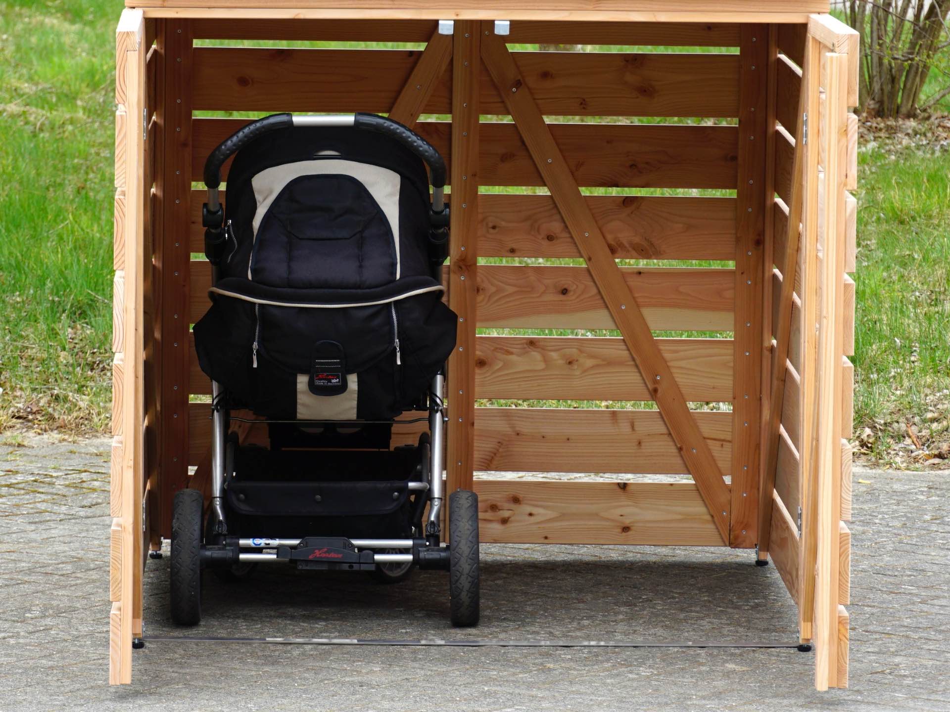 Kinderwagenbox mit Gründach in Natur Geölt – großzügiger Stellplatz im Innenraum – Innenansicht
