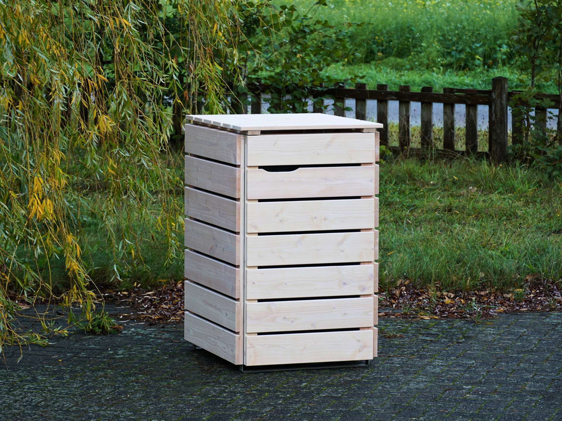 1er Mülltonnenbox in Weiß Geölt, von vorn links, geschlossen