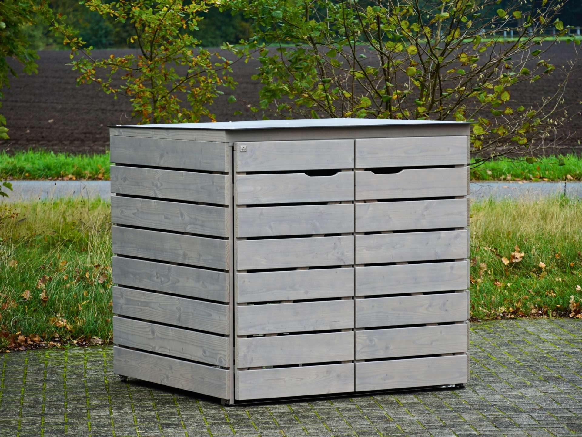 Gesamtansicht von links – geschlossen, die Maserung des Douglasienholzes in Grau Geölt ist gut erkennbar