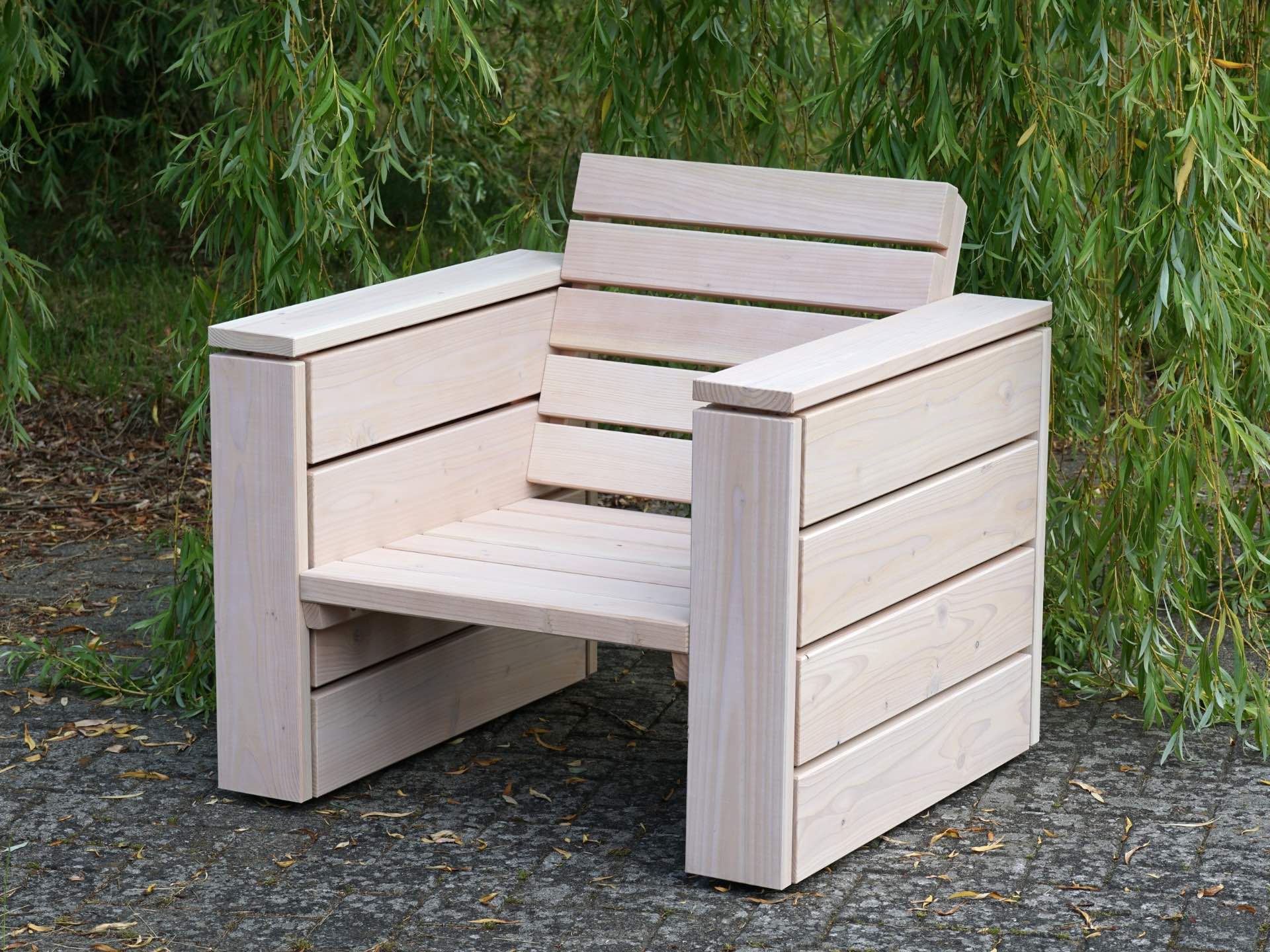 Lounge Sessel in Weiß Geölt mit Loungepolstern in Anthrazit – Gesamtansicht