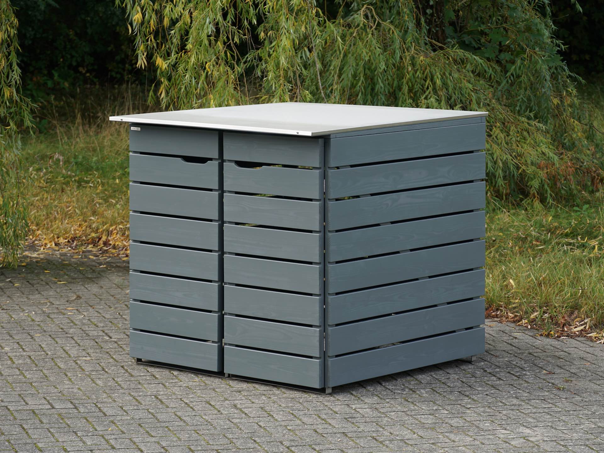 Kinderwagenbox Classic in Basaltgrau – Gesamtansicht von vorn rechts, geschlossen. Klare Linien und schlichte Farbgebung.	