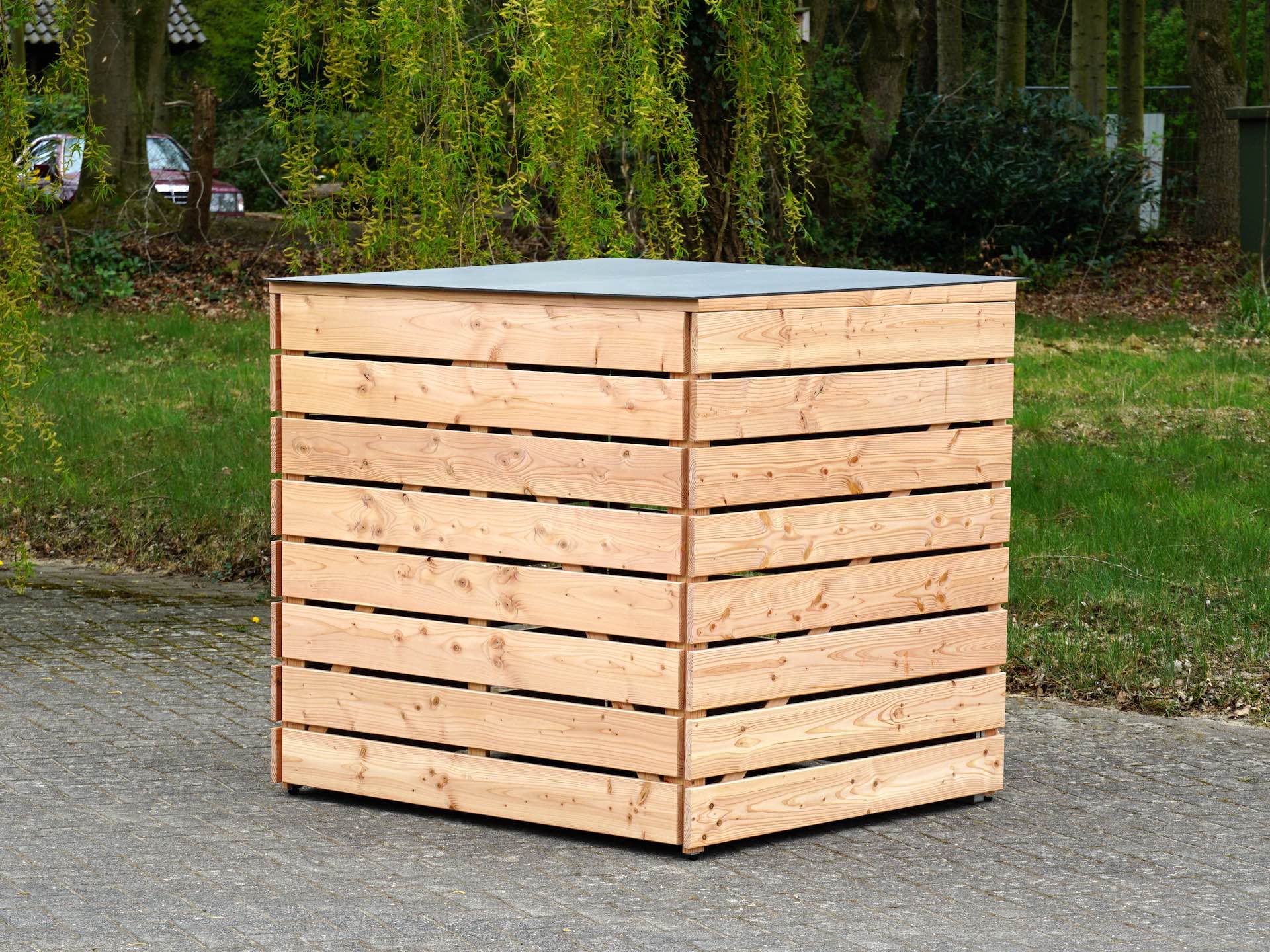 Rückansicht der 2er Kinderwagenbox aus naturbelassenem Holz mit wetterfester Outdoor-Dachverkleidung und klarer Linienführung