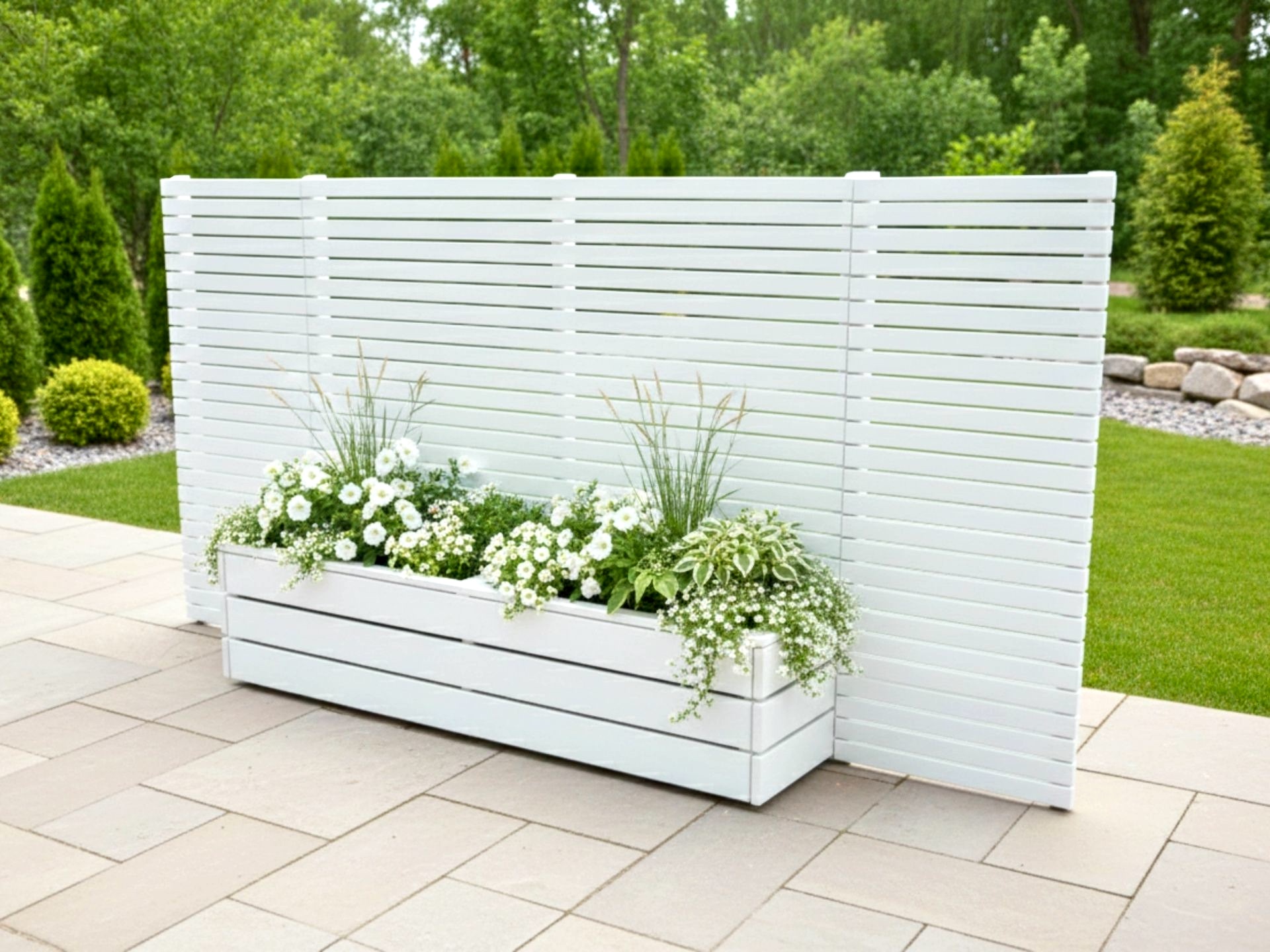 Pflanzkasten 2L mit weißem Sichtschutz und seitlichen Verlängerungen, moderne wetterfeste Lösung für Privatsphäre im Außenbereich.