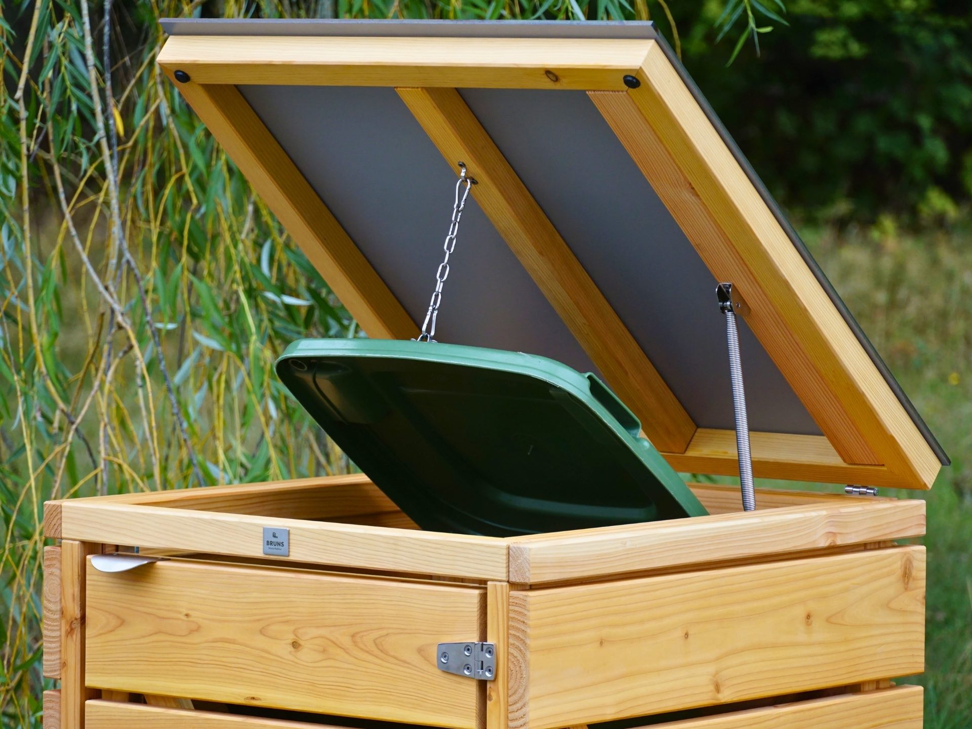 Mülltonnenbox Classic 120 L mit Deckelhalter und Kette zum gleichzeitigen Anheben des Mülltonnendeckels – Detail