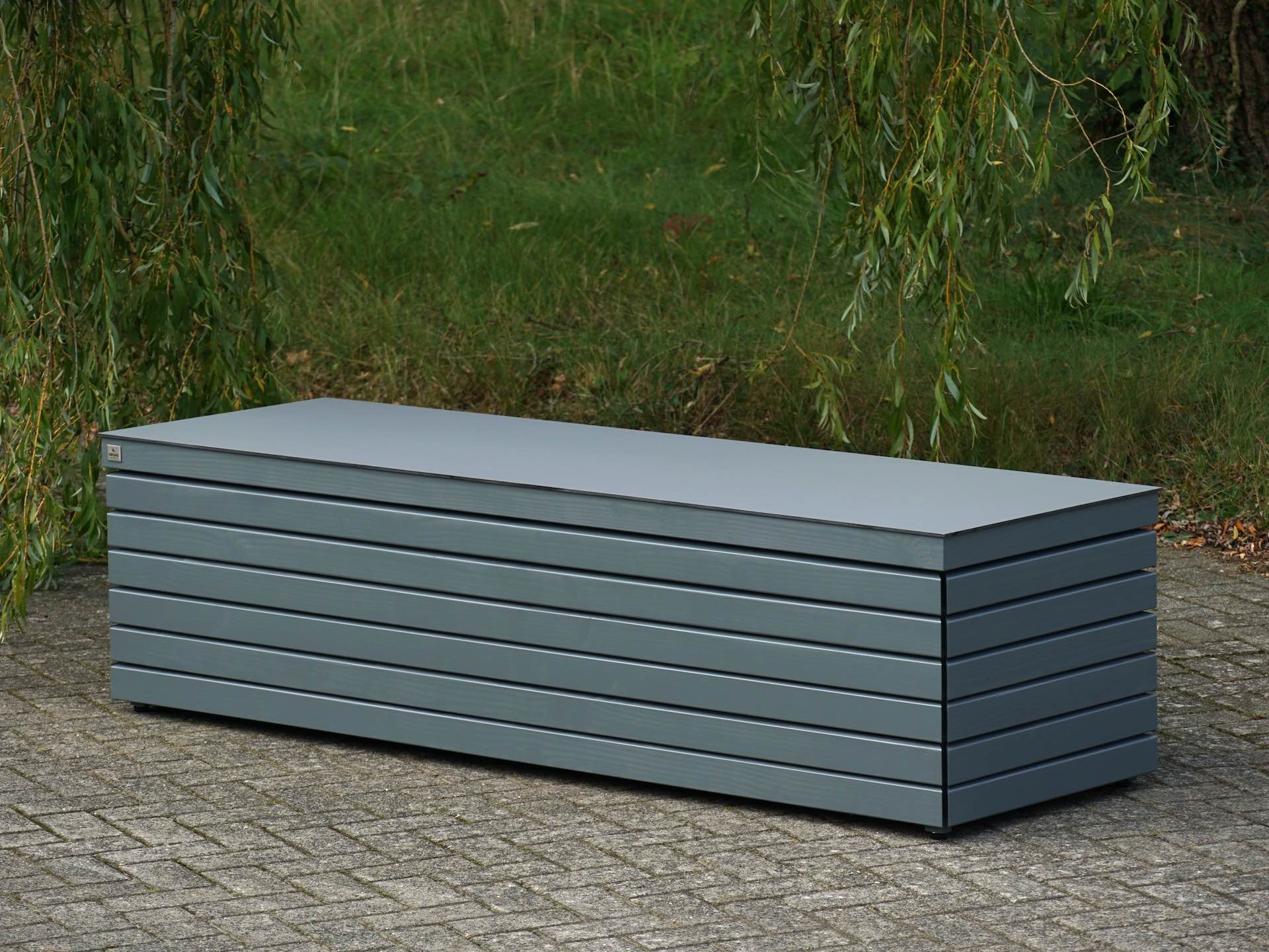Gartenbox Rhombus in Grau von vorn rechts – Deckel mit HPL-Verkleidung in Mittelgrau	