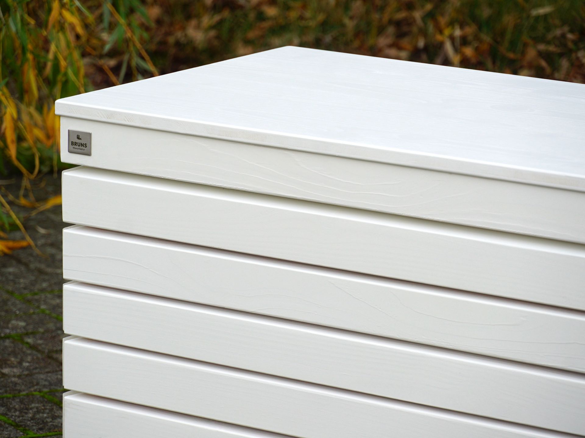 Gartenbox Rhombus in Weiß – Detail links oben mit Fugenbild und Deckel in Massivholz	