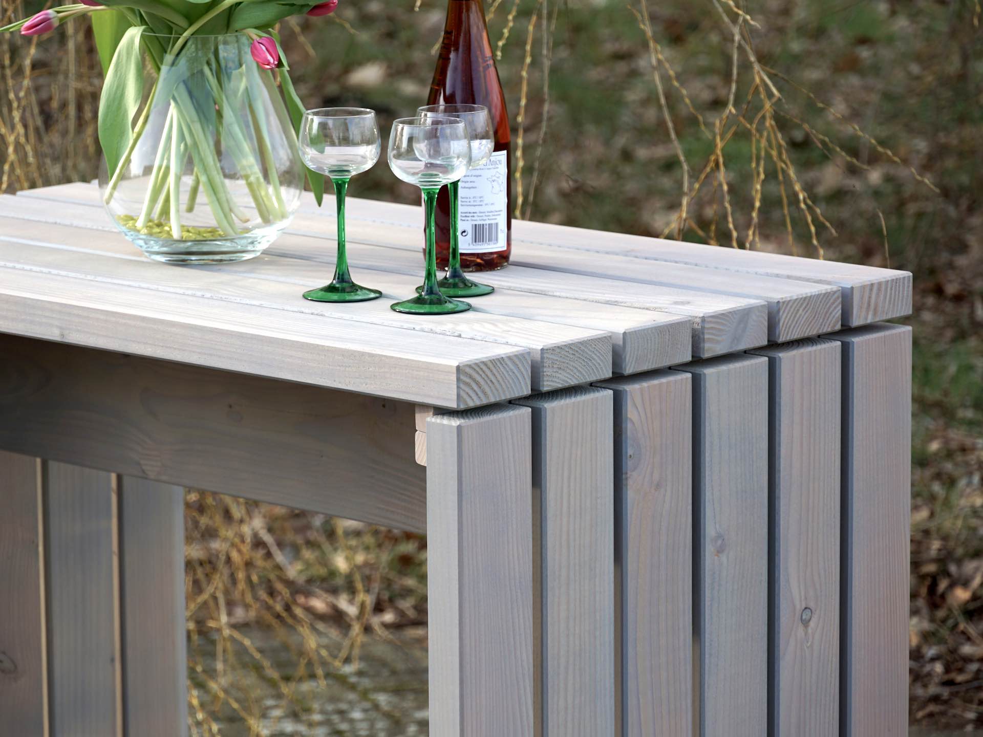 Detailansicht der Tischfläche und Seitenkante des Stehtischs Kubus, mit sichtbarem Fugenverlauf und Holzstruktur