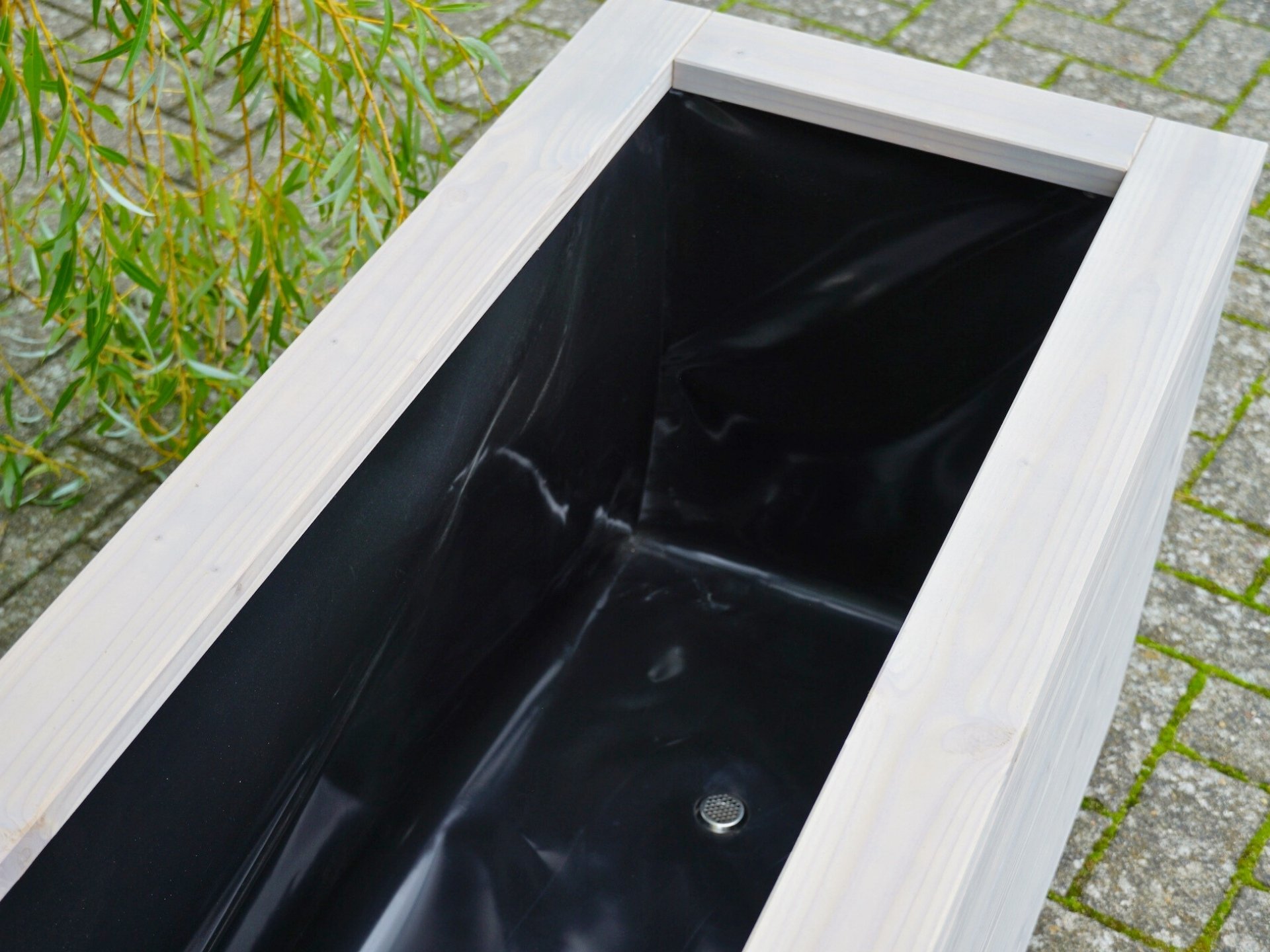 Blick in den Pflanzkasten Cubus in Grau Geölt – nahtlose Auskleidung mit PE-Teichfolie und Ablauföffnungen gegen Staunässe