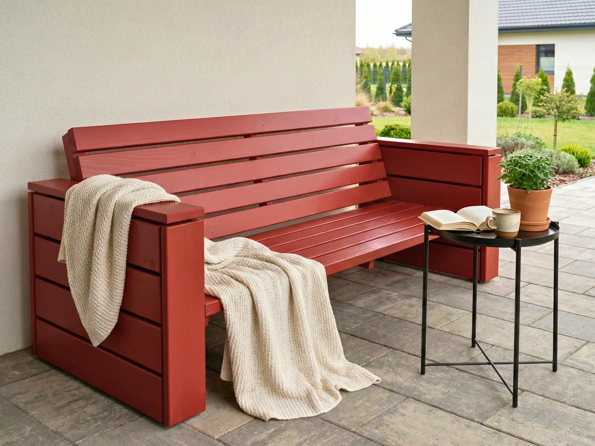 Outdoor Sofa Holz in Skandinavisch Rot mit Polstern auf einer Terrasse.