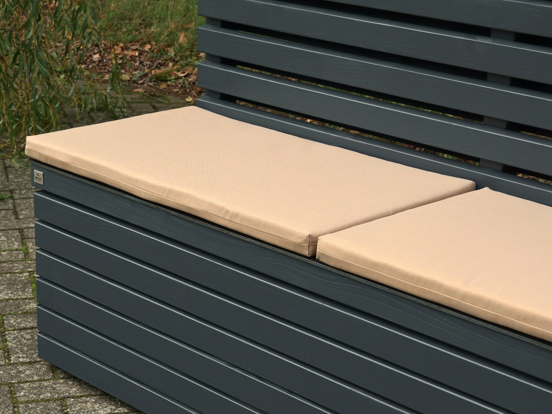 Detailansicht der bequemen Sitzpolster in Dekor Sand – wetterfest, schmutzabweisend und UV-beständig