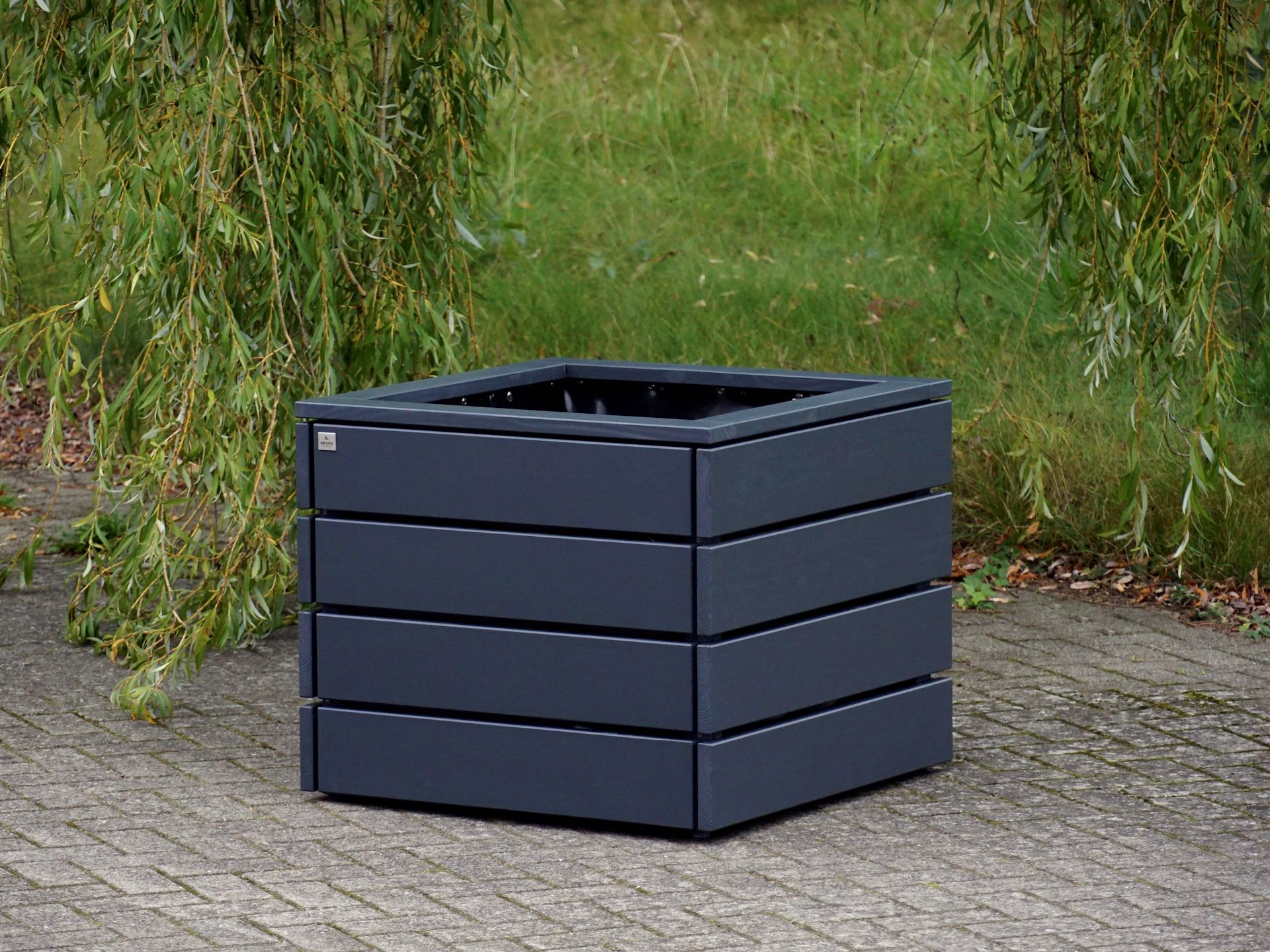 Großer Pflanzkübel – vorn rechts mit geradlinigem Design
