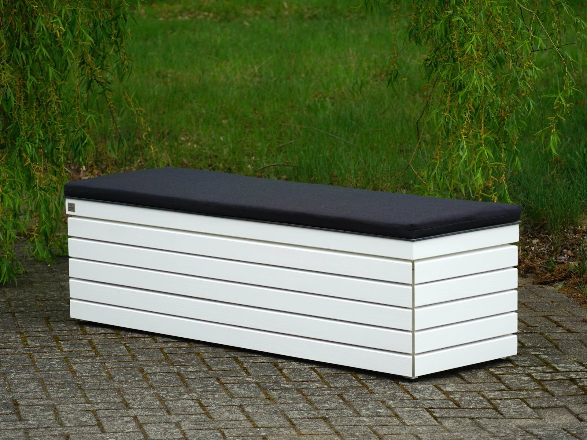 Gartenbox in Weiß – geschlossen mit anthrazitfarbenem Polster	