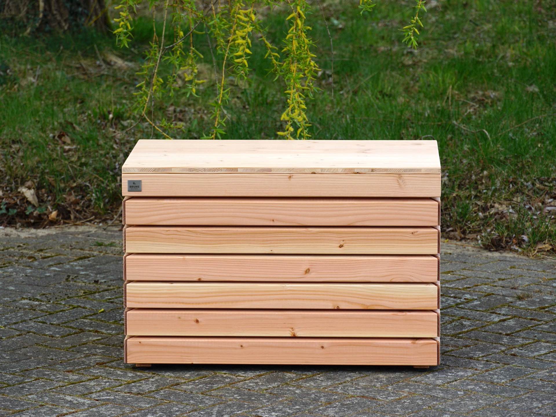 Gartenbox Rhombus – frontal mit geschlossener Massivholz-Abdeckung	