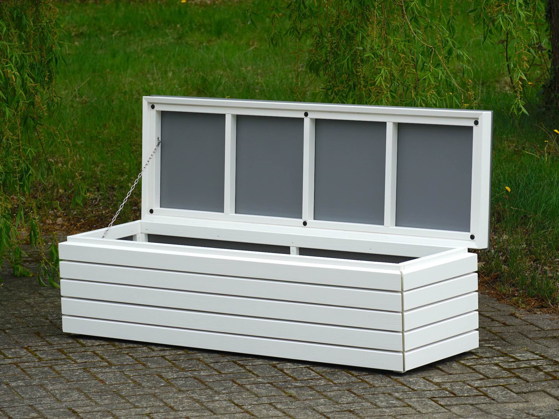 Gartenbox geöffnet – von vorn rechts mit HPL-Deckel	