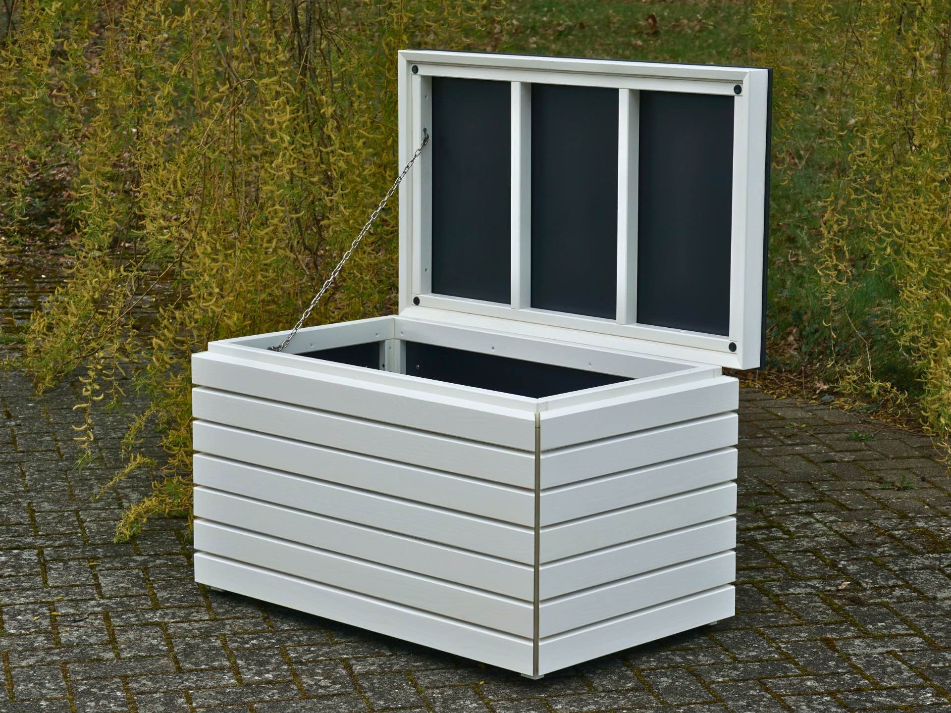 Gartenbox Rhombus 100 in Weiß – geöffneter Deckel mit großzügigem Stauraum – Gesamtansicht