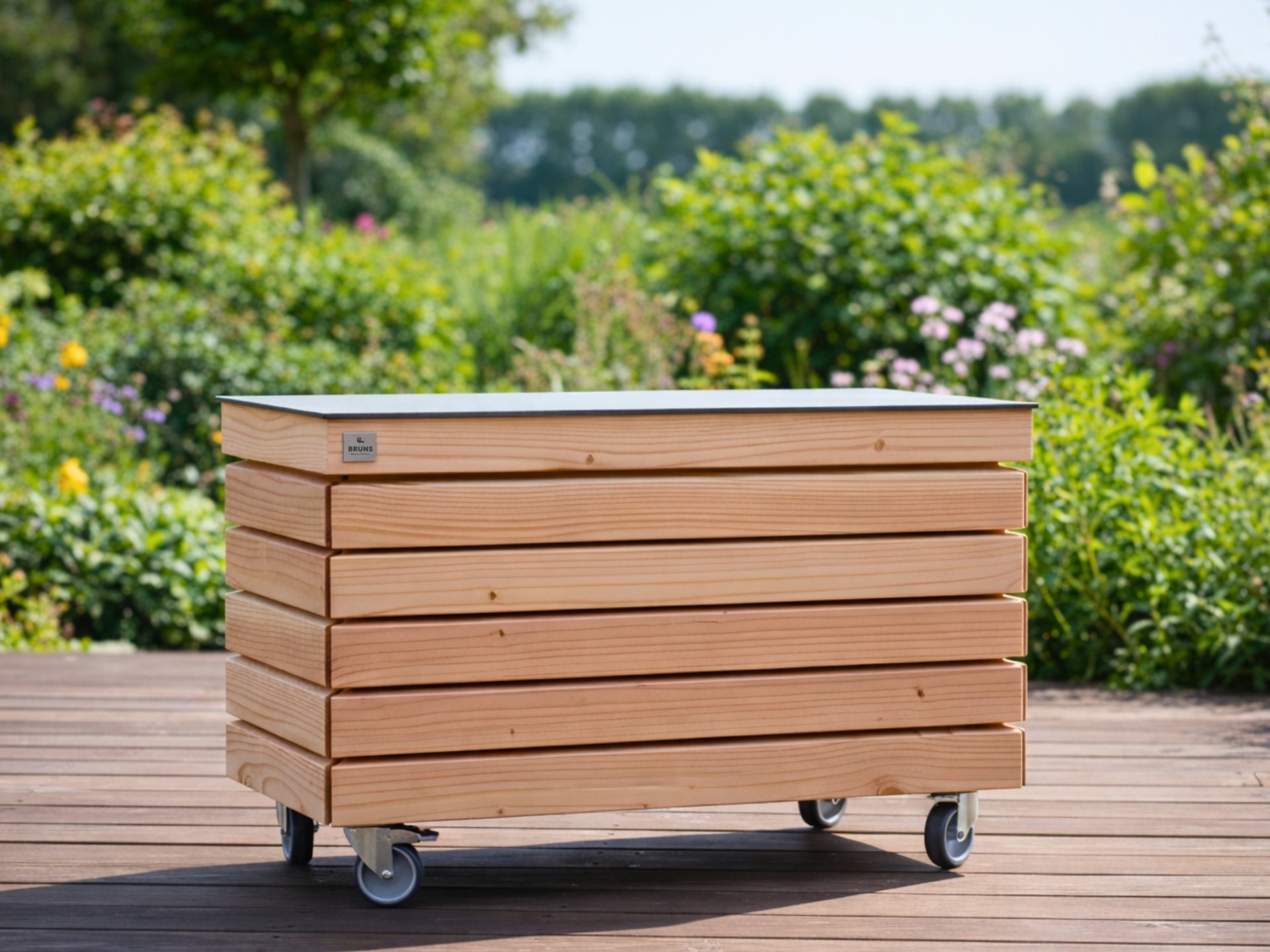 Kleine Gartenbox 80 aus Douglasie mit Rollen, Rhombus-Design, mobiler Stauraum für Innen- und Außenbereiche.