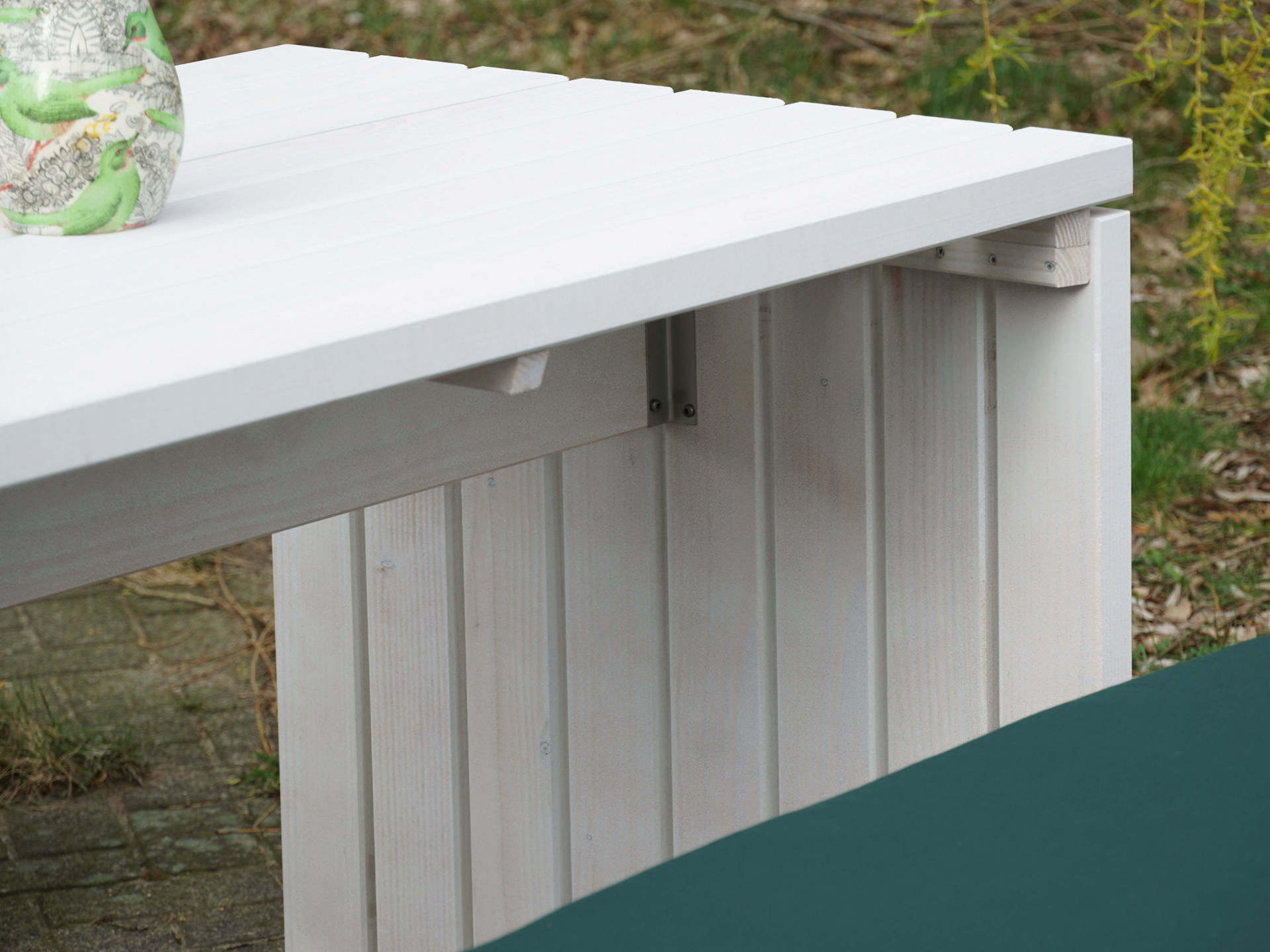  Tischkonstruktion des Gartenmöbel-Sets Kubus mit Querstrebe und Edelstahl-Winkeln im Detail