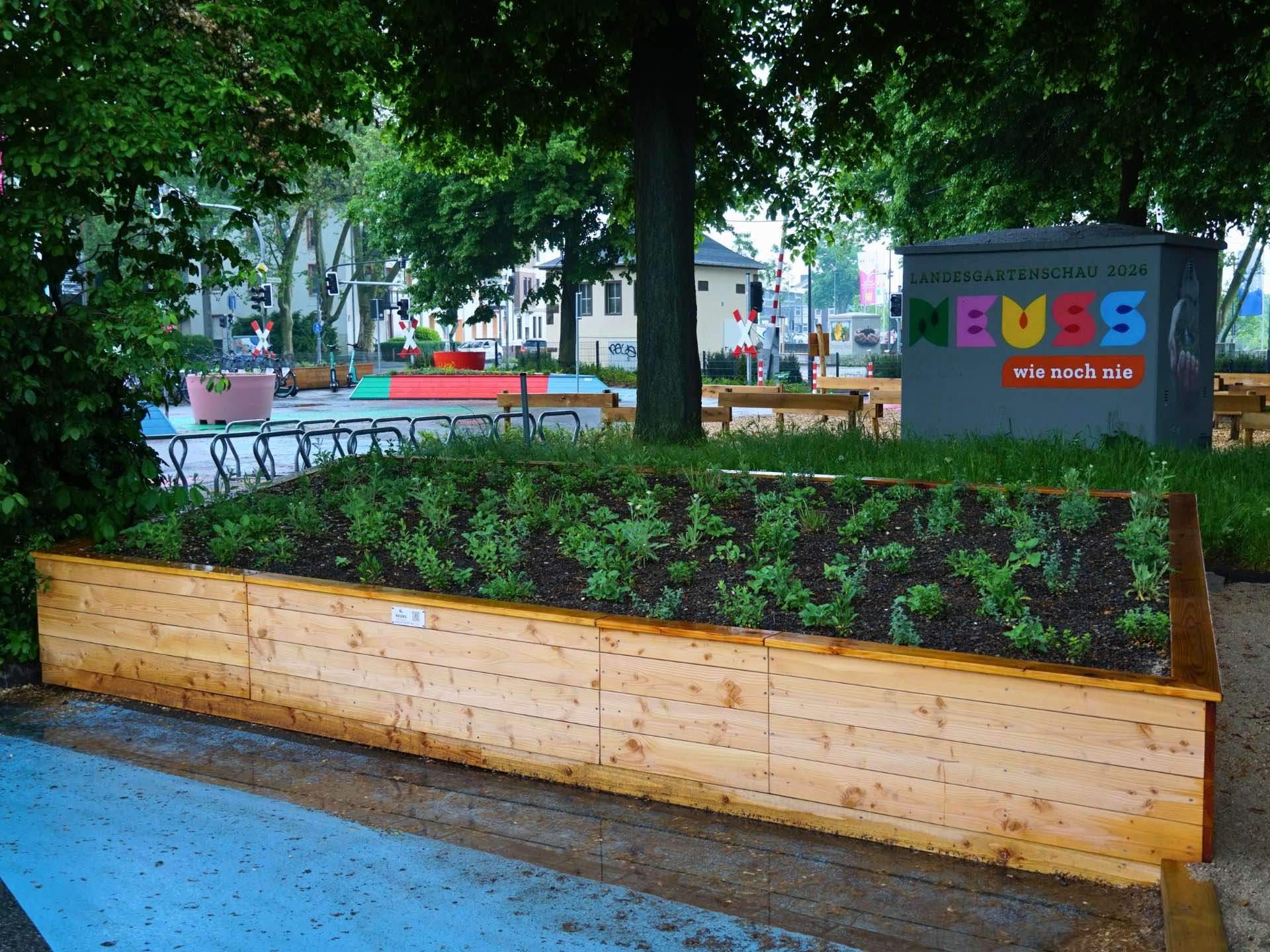 Großes Hochbeet aus naturbelassener Douglasie für öffentliche Anlagen, Firmen und Gartenbauprojekte – Gesamtansicht