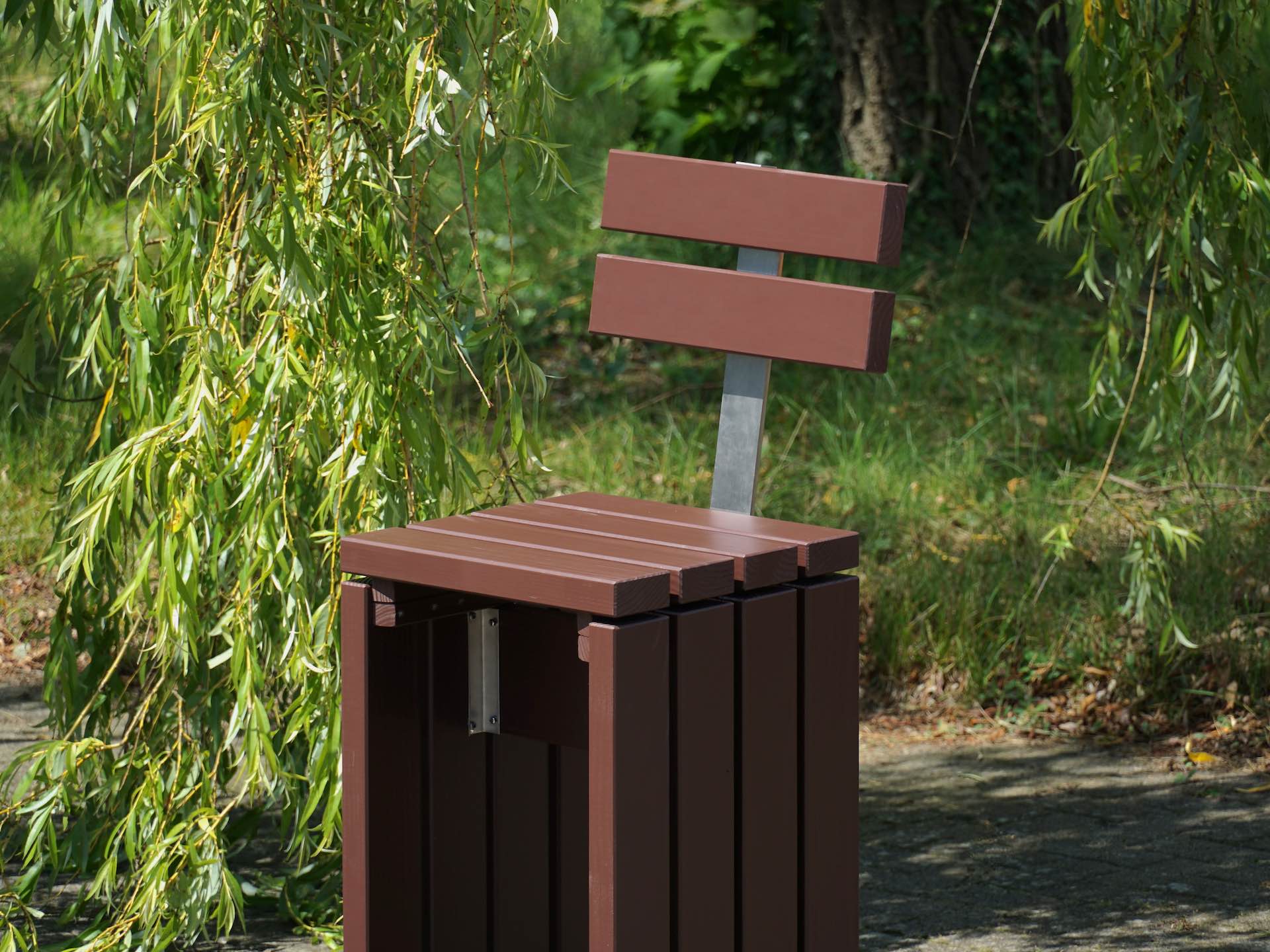 Hocker Kubus ohne Polster, Detailansicht der Rückenlehne mit Edelstahlbügel