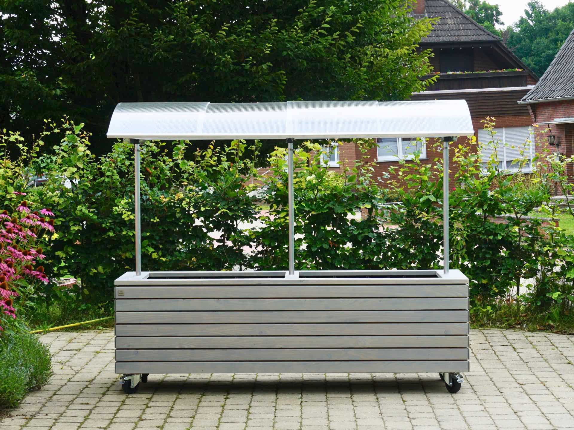 Gesamtansicht Pflanzkasten Rhombus 200 in Grau Geölt mit Tomatendach – ausgestattet mit vier Schwerlastrollen, davon zwei feststellbar