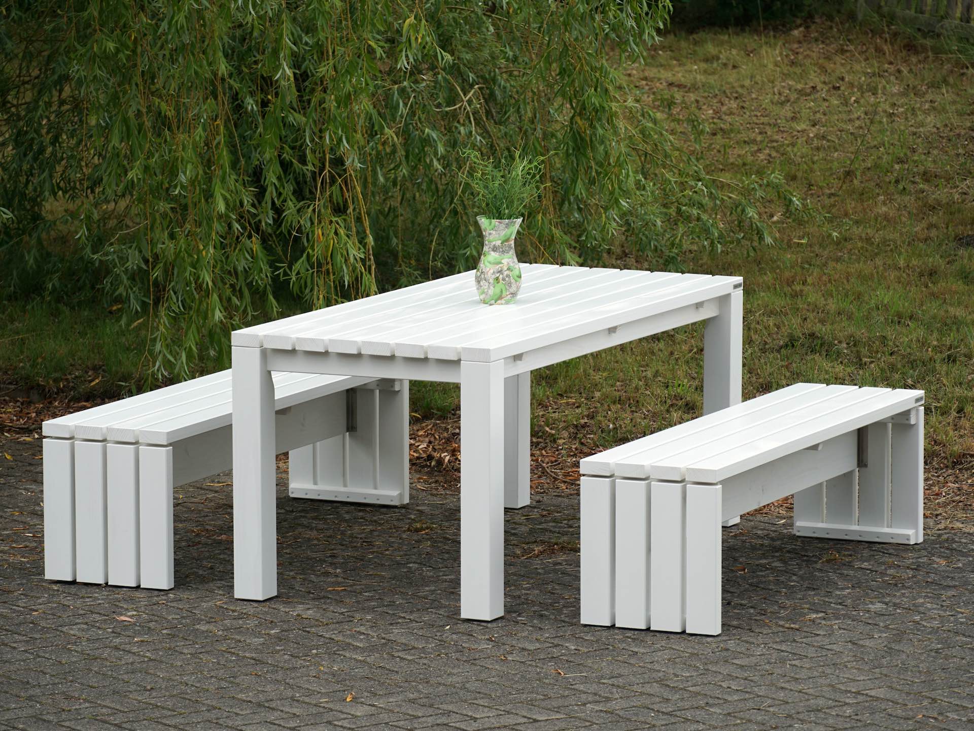 Gartenmöbel-Set Classic in weiß geölter Douglasie ohne Polster, gleiche Perspektive mit gedecktem Tisch
