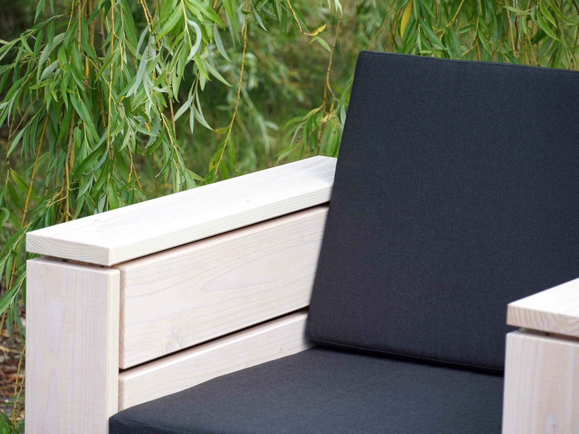 Lounge Sessel in Weiß Geölt – breite Armlehne und bequeme Loungepolster in Anthrazit – Detail