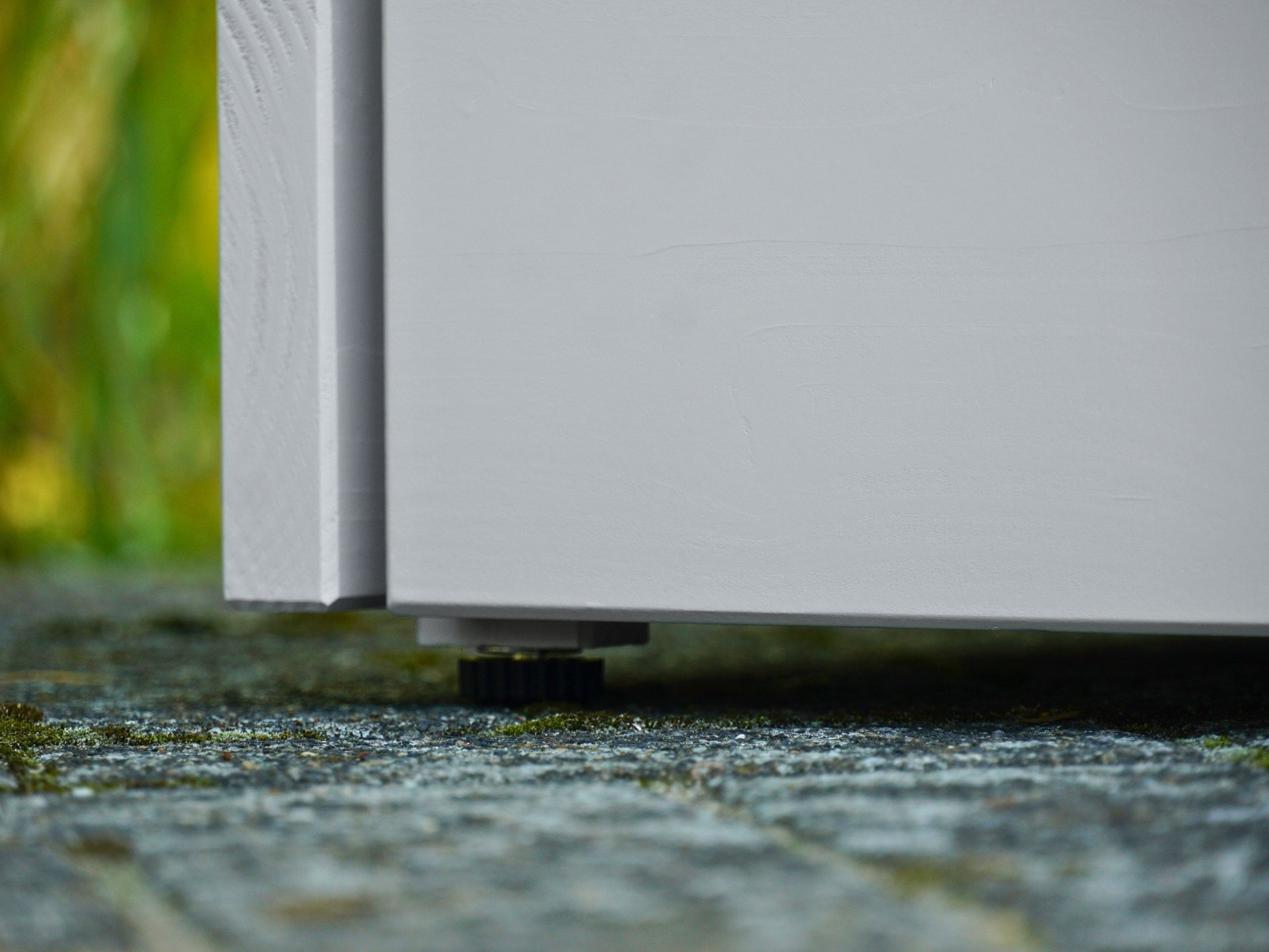 Detailaufnahme des Nivellierfußes der Sitzbank Classic in Lichtgrau – für sicheren Stand auch auf unebenem Untergrund