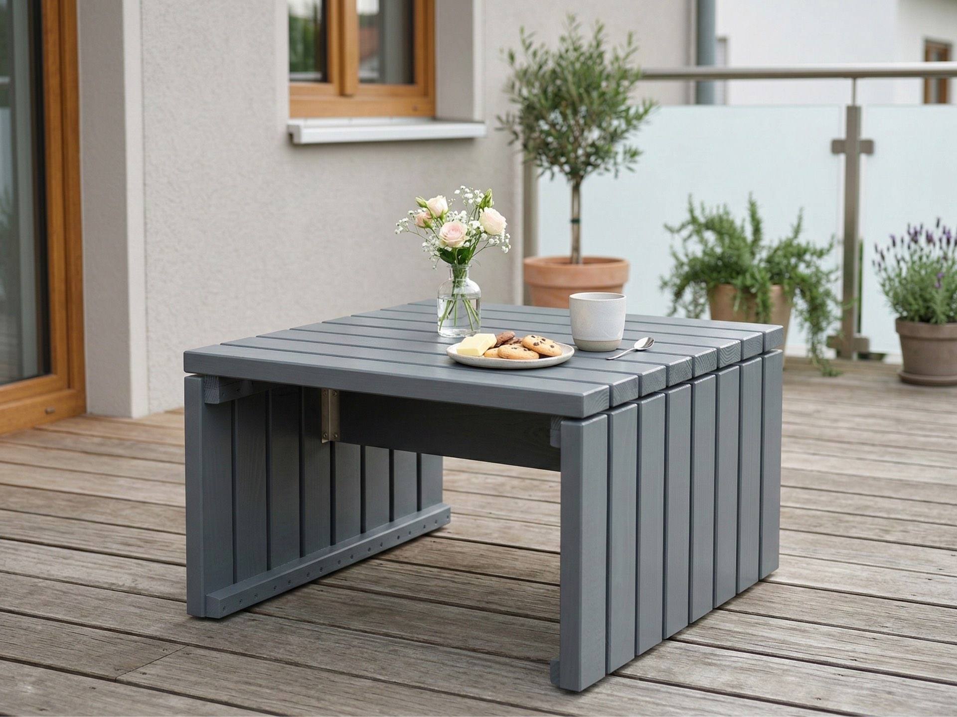 Moderner Loungetisch in Basaltgrau aus Holz und Edelstahl für Terrasse oder Garten.