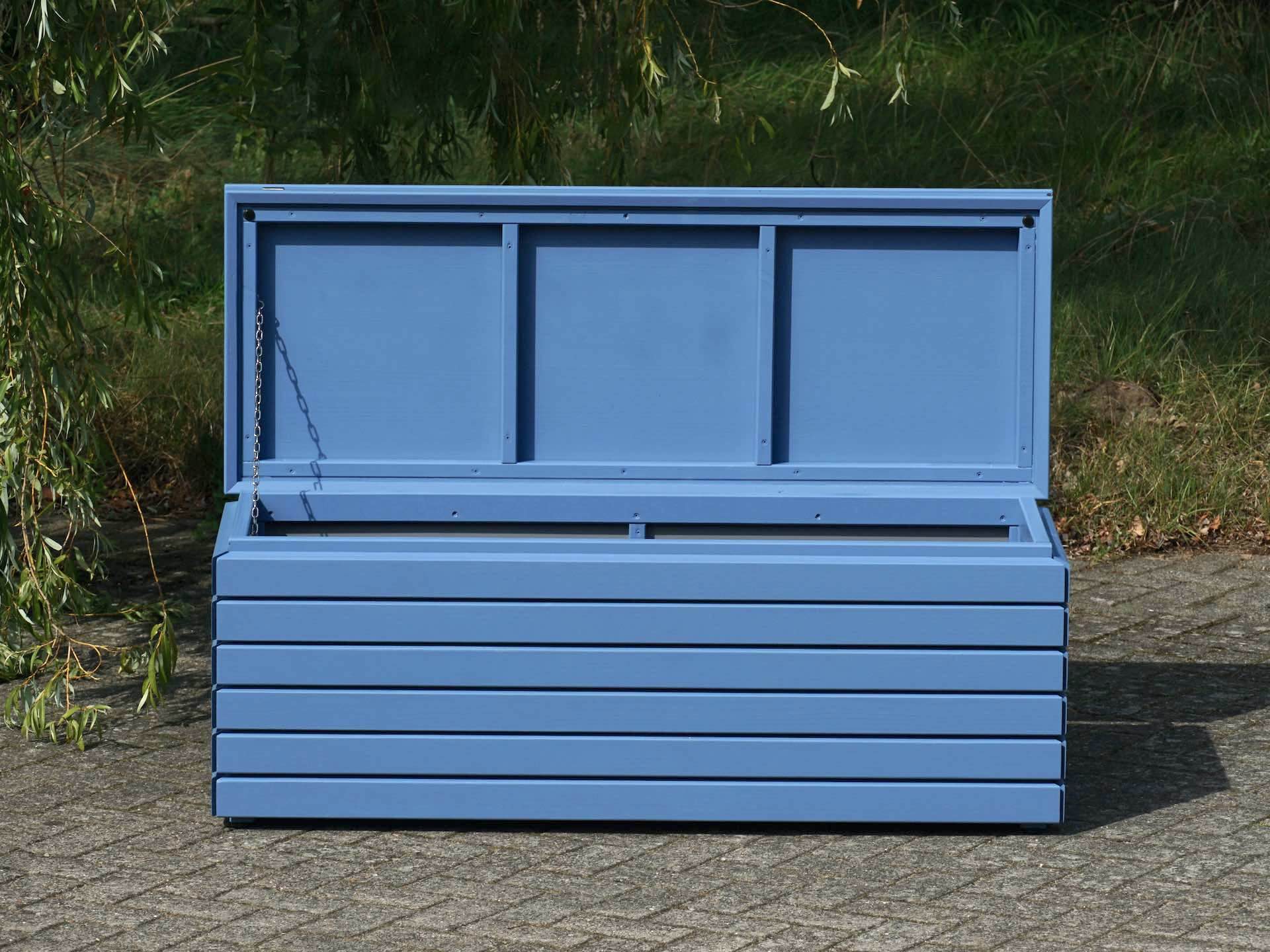 Gartenbox geöffnet – frontal, Deckel aufgeklappt	