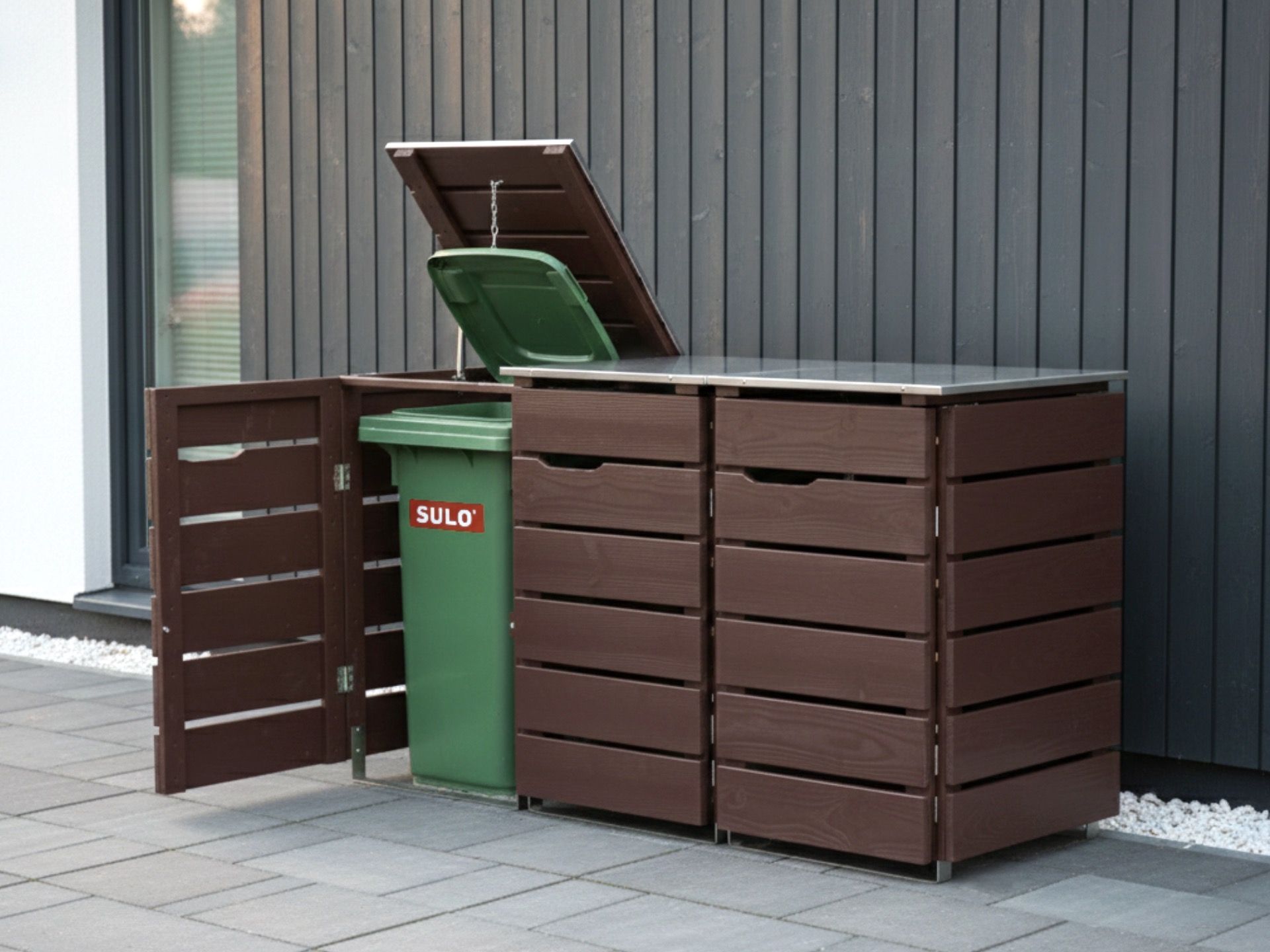 3er Mülltonnenbox 120 L in Dunkelbraun mit Edelstahl-Deckelverkleidung, wetterfeste und elegante Mülltonnenverkleidung.